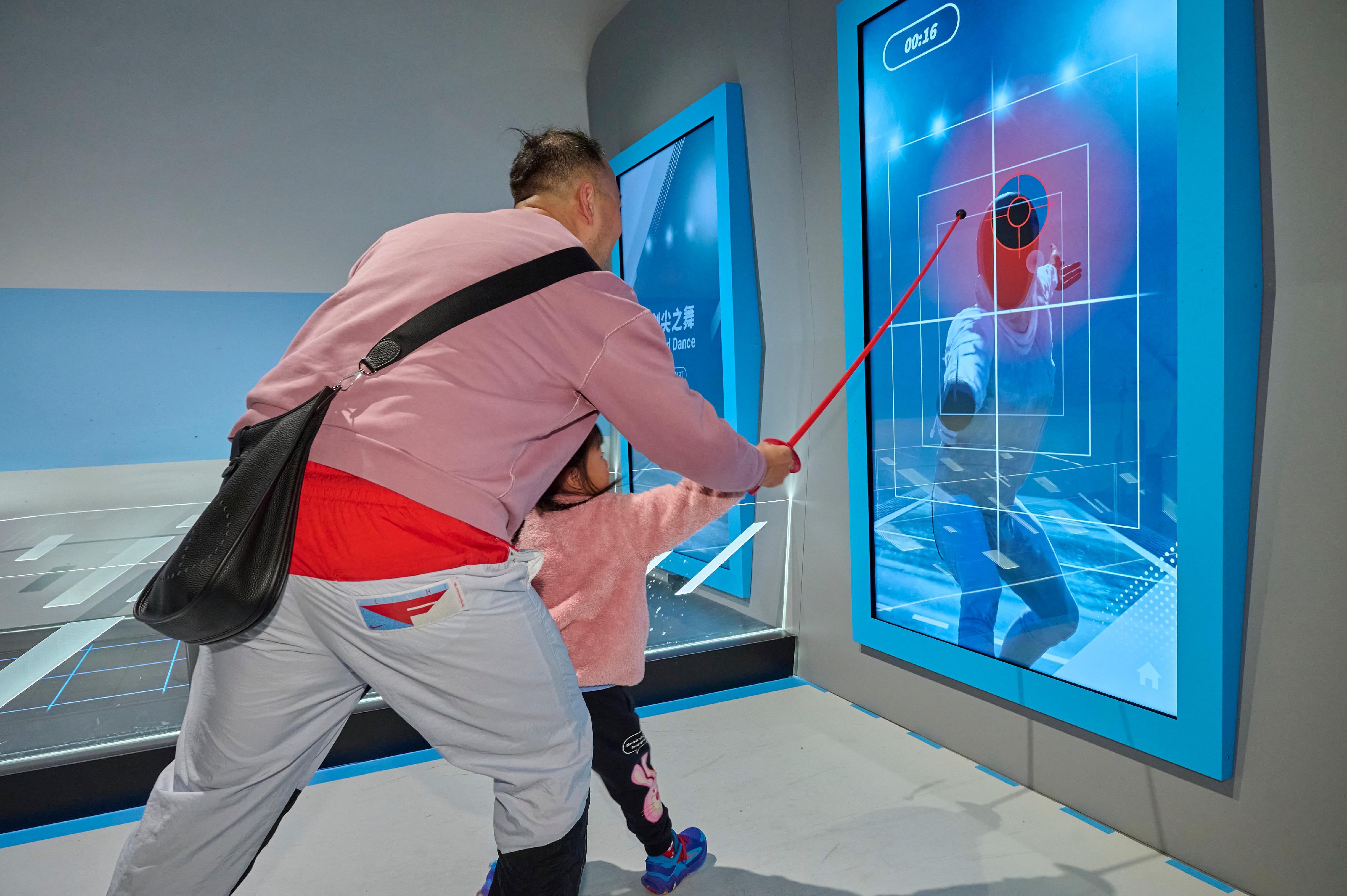 The &ldquo;Bank of China (Hong Kong) Presents: National Development and Achievements Series - Approaching Perfection: The Intersection of Sports and Science&rdquo; exhibition, currently being held at the Hong Kong Science Museum, welcomed its 250 000th visitor yesterday (February 10). Photo shows visitors touring the exhibition.
