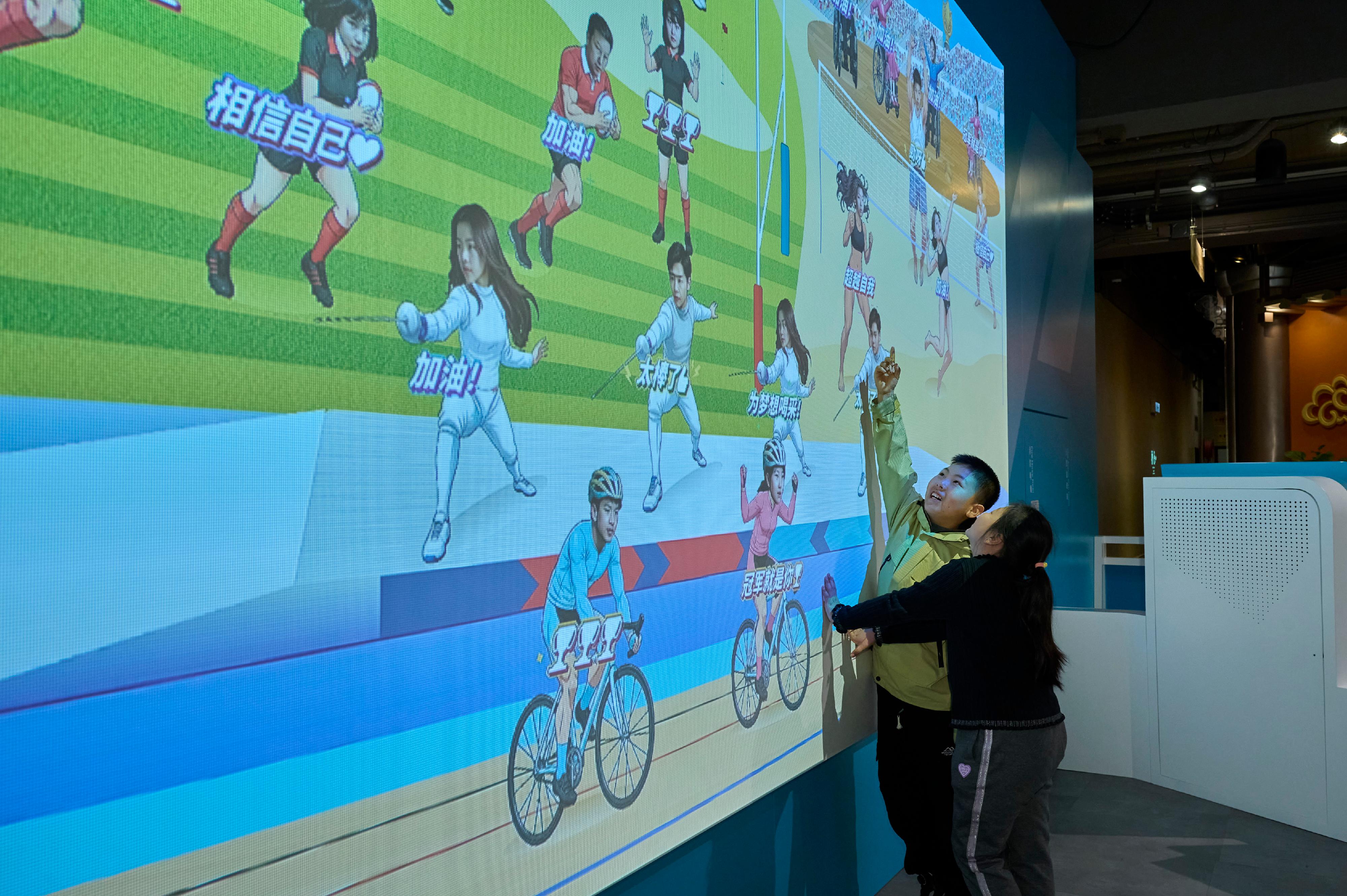 The &ldquo;Bank of China (Hong Kong) Presents: National Development and Achievements Series - Approaching Perfection: The Intersection of Sports and Science&rdquo; exhibition, currently being held at the Hong Kong Science Museum, welcomed its 250 000th visitor yesterday (February 10). Photo shows visitors touring the exhibition.