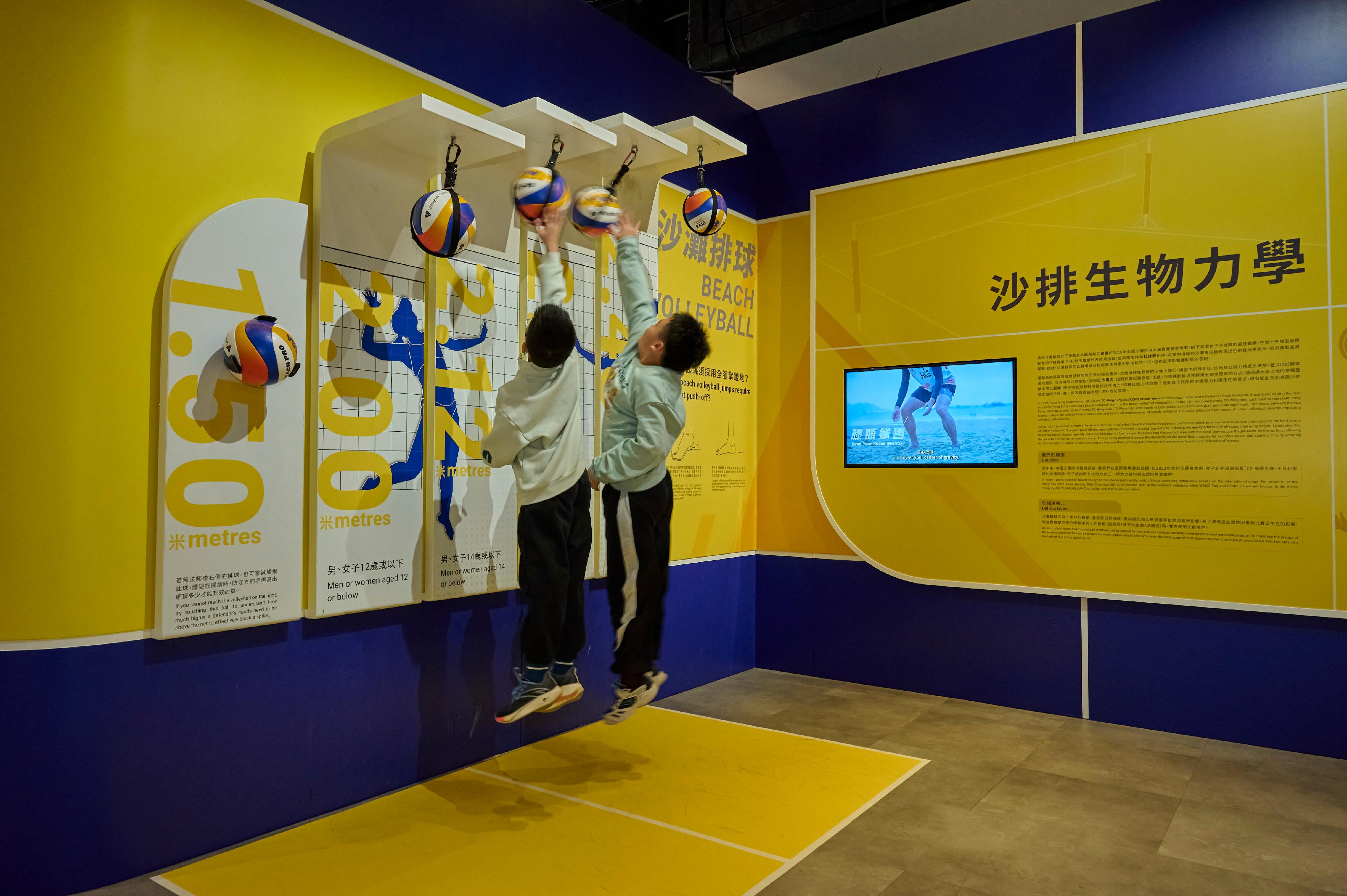 現正在香港科學館舉行的「中國銀行（香港）呈獻：國家發展成就系列──臻至完美：運動與科學的交匯」展覽，昨日（二月十日）突破二十五萬名參觀人次。圖示市民參觀展覽。