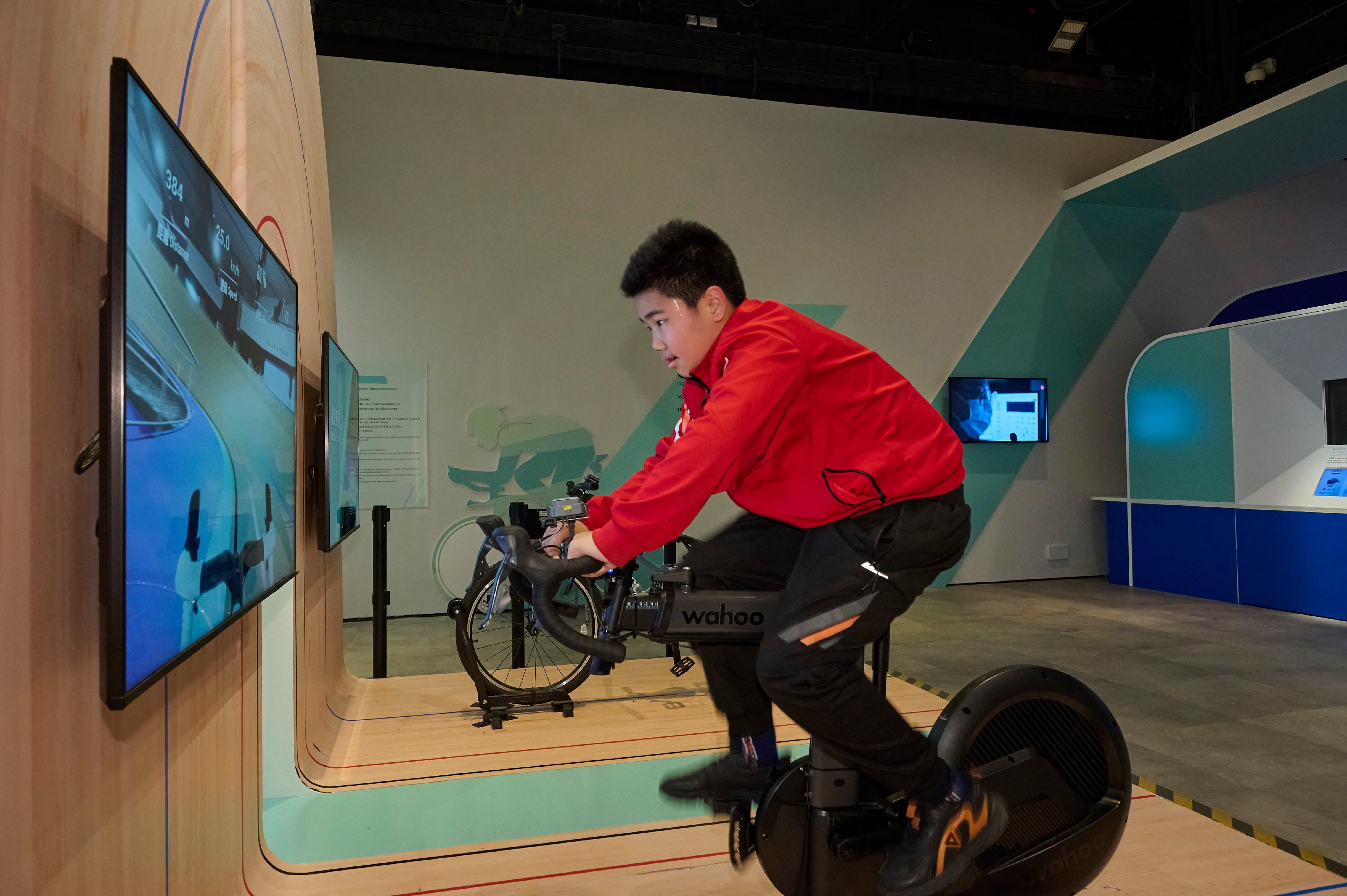 現正在香港科學館舉行的「中國銀行（香港）呈獻：國家發展成就系列──臻至完美：運動與科學的交匯」展覽，昨日（二月十日）突破二十五萬名參觀人次。圖示市民參觀展覽。