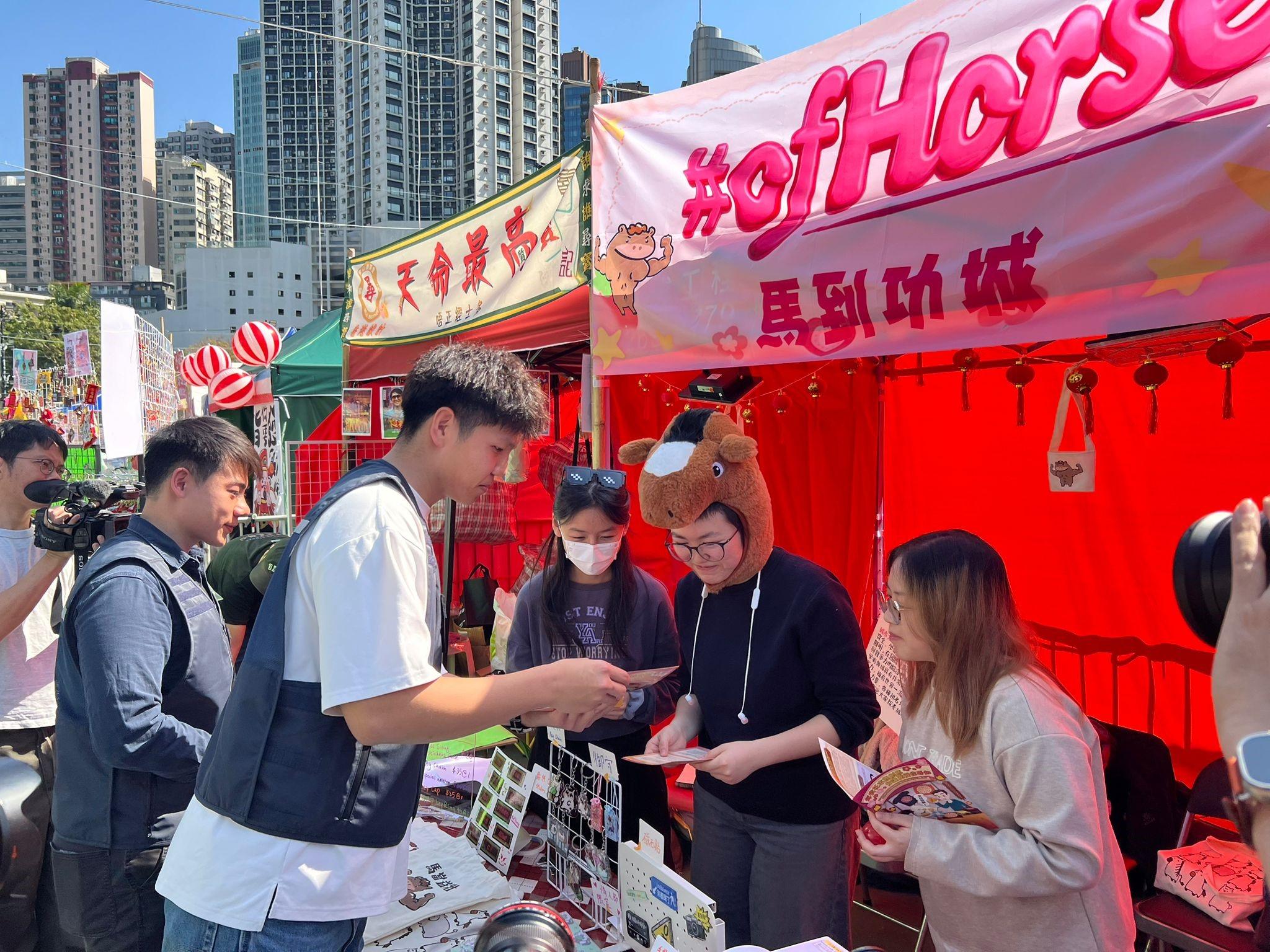 Hong Kong Customs officers today (February 11) distributed pamphlets to stall operators at Lunar New Year fairs to remind them not to sell infringing goods.

