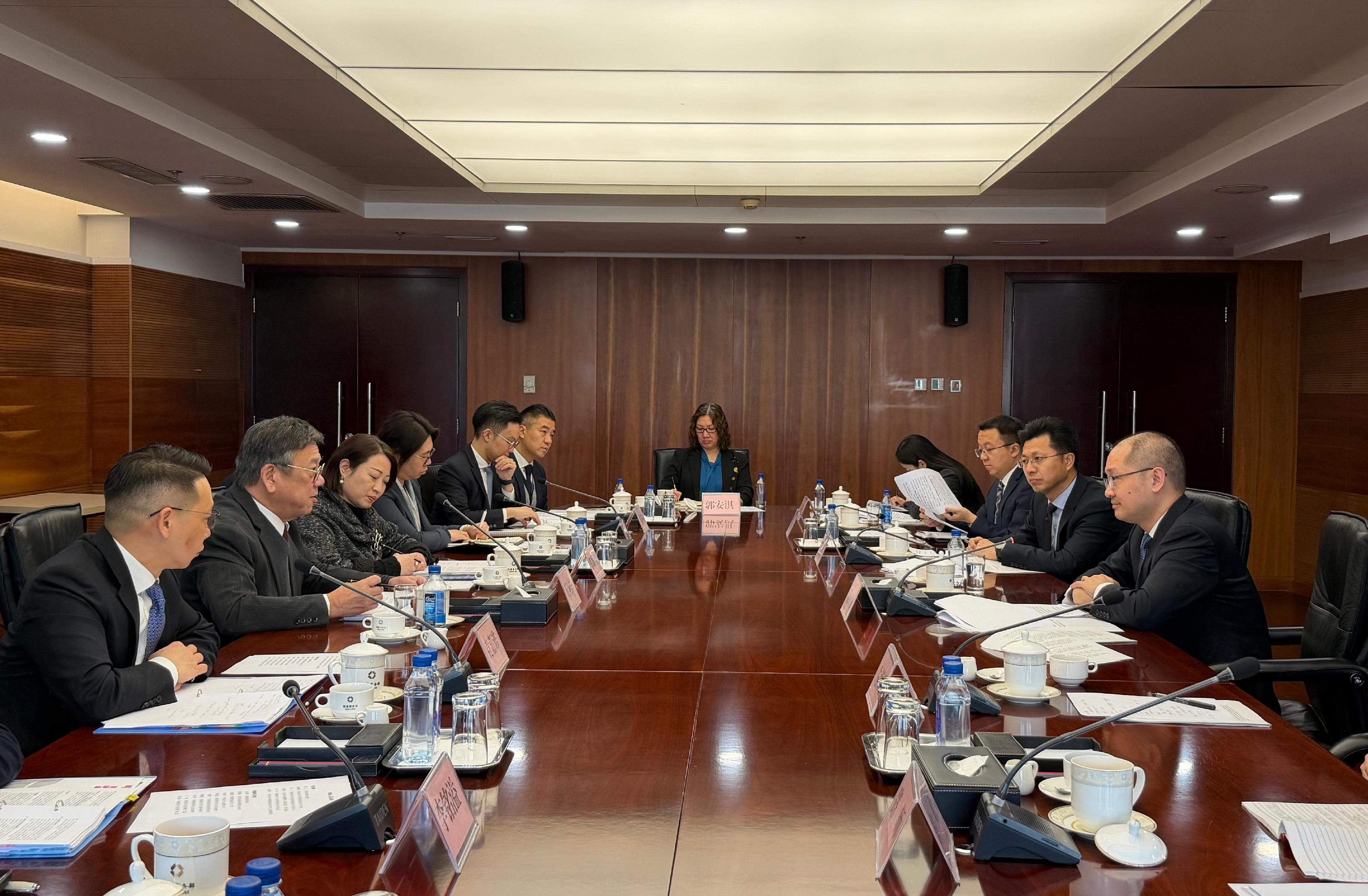 The Secretary for Commerce and Economic Development, Mr Algernon Yau (second left), and Member of the Communist Party of China Leadership Group of the Ministry of Commerce and Assistant Minister Mr Zhang Li (first right) meet in Beijing today (February 11) to exchange views on supporting Mainland enterprises to go global. Also present is the Acting Permanent Secretary for Commerce and Economic Development, Miss Grace Kwok (third left).