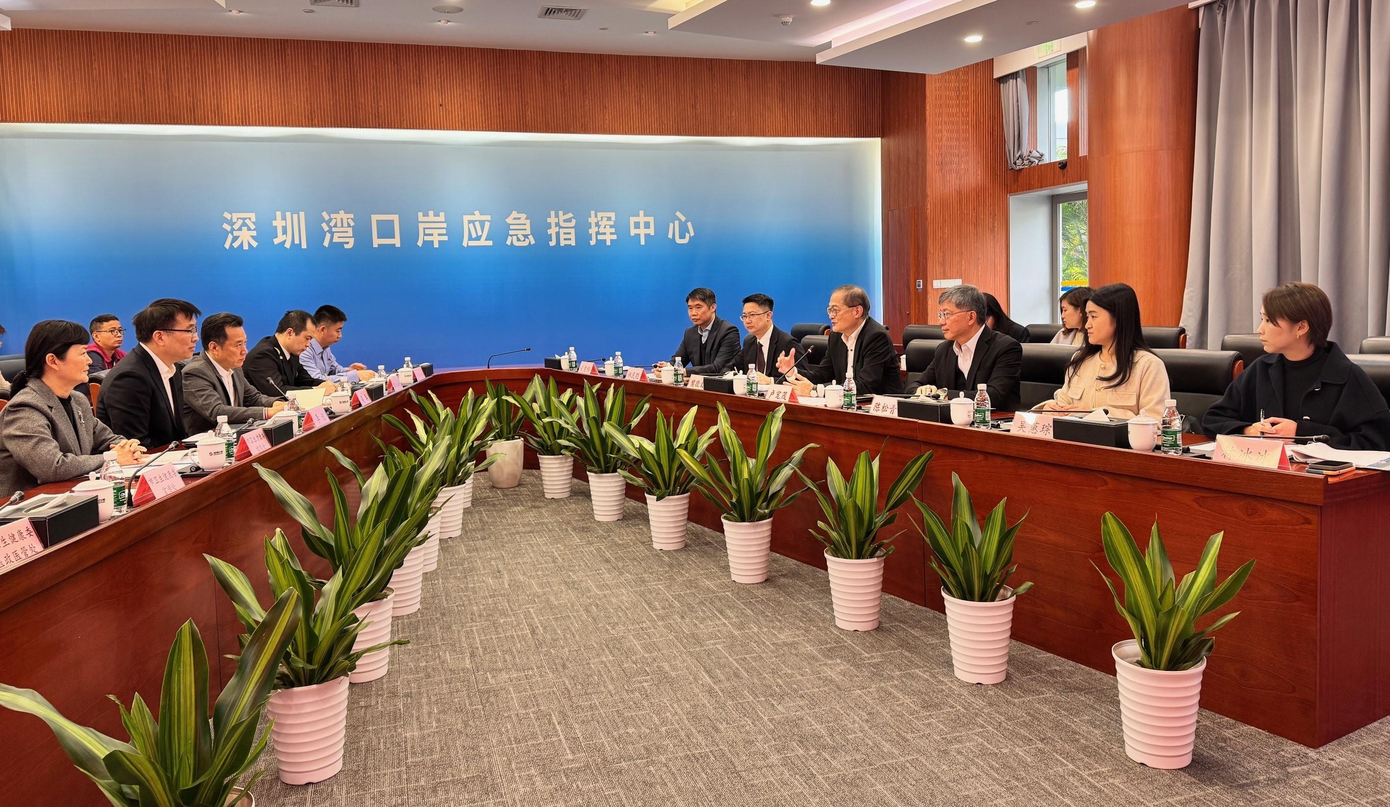 醫務衞生局（醫衞局）局長盧寵茂教授（右四）與深圳市衞生健康委員會副主任李創（左二）今日（二月十一日）在深圳會面，持續深化深港兩地在醫療衞生方面的合作。醫衞局常任秘書長陳松青（右三）和醫衞局高級顧問（局長辦公室）樊敬文醫生（右五）亦有出席。