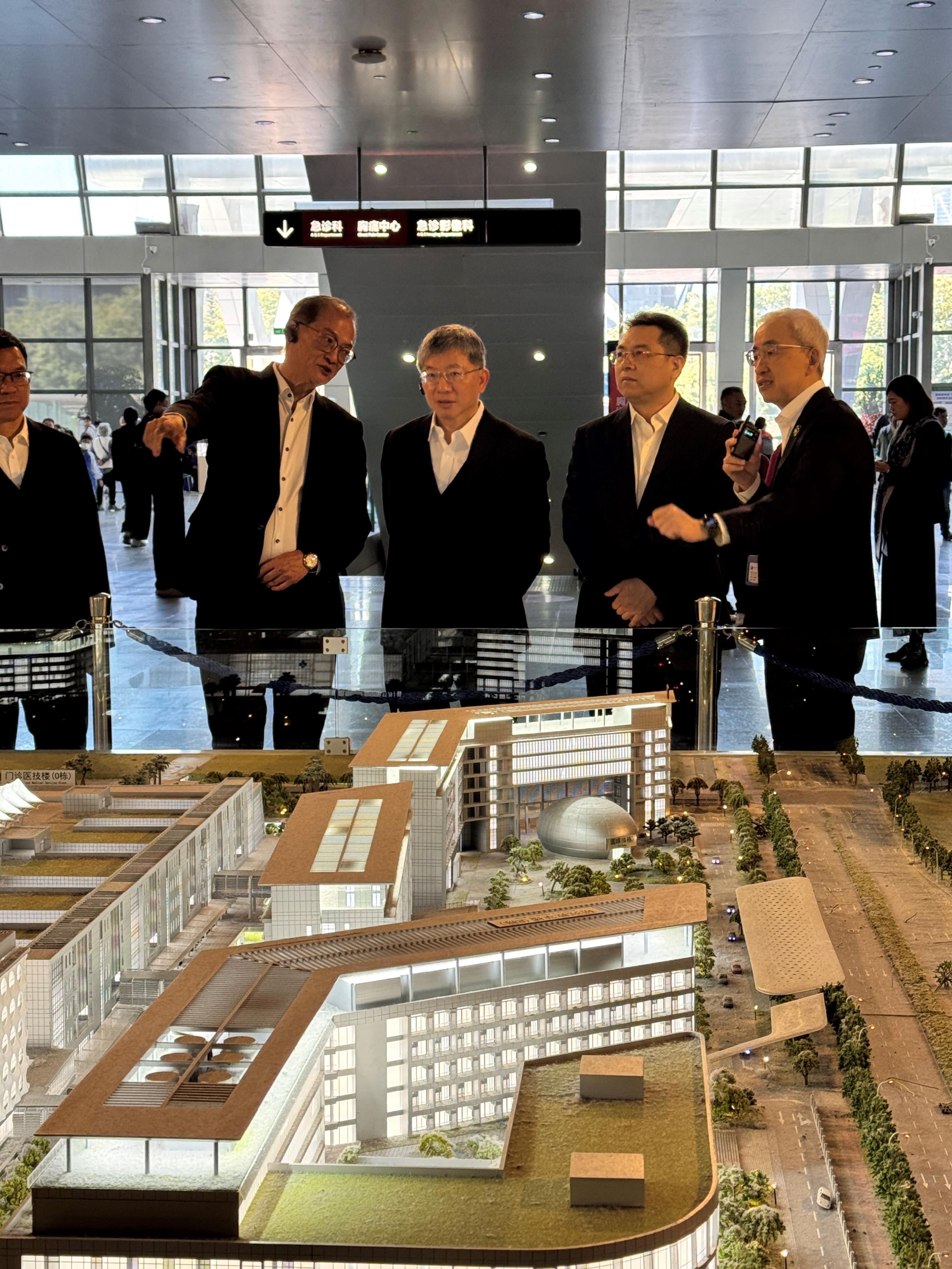 醫務衞生局（醫衞局）局長盧寵茂教授與深圳市衞生健康委員會副主任李創今日（二月十一日）在深圳會面，持續深化深港兩地在醫療衞生方面的合作。圖示盧寵茂教授（左一）和醫衞局常任秘書長陳松青（左二）到訪香港大學深圳醫院。

