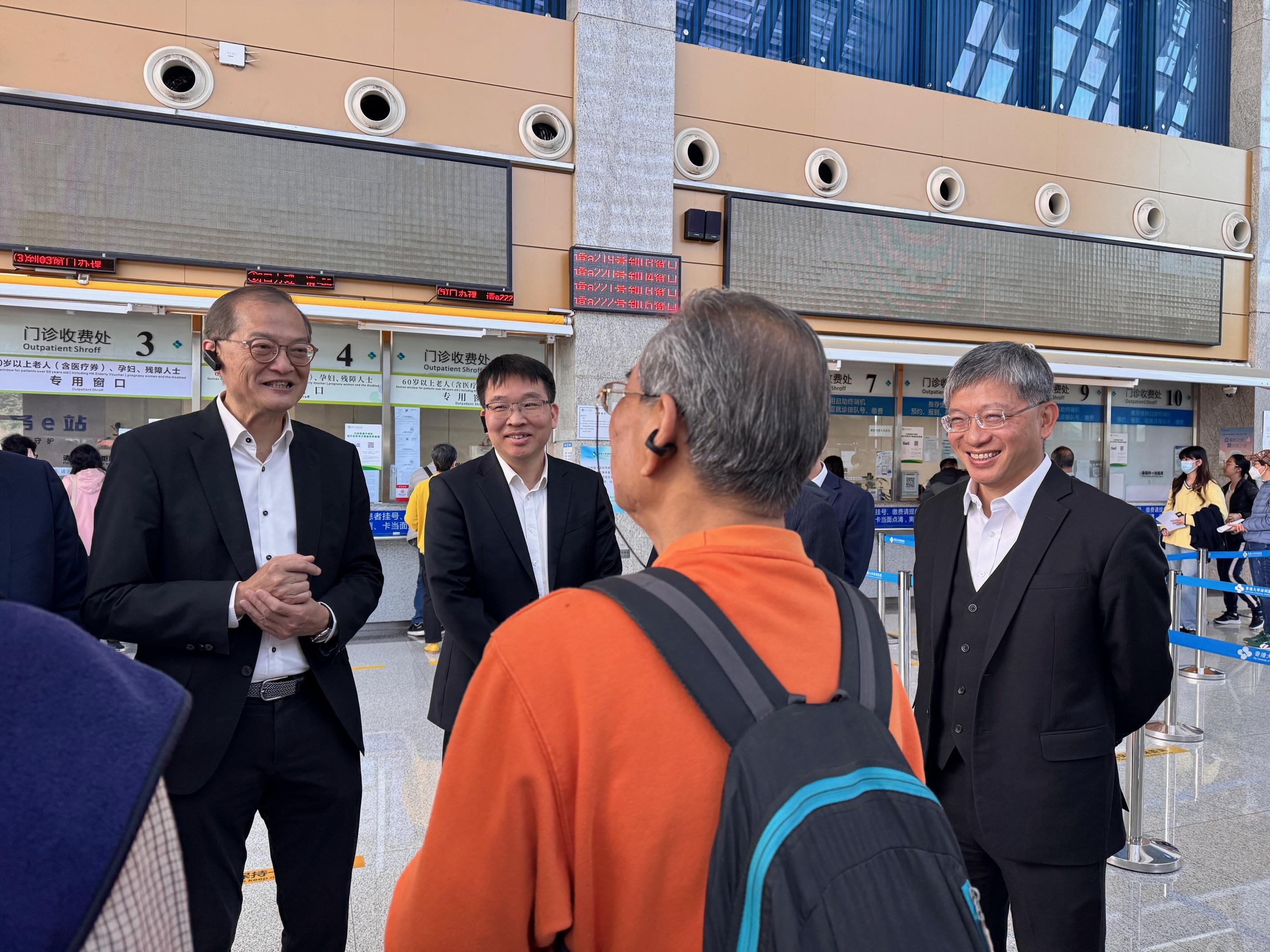 The Secretary for Health, Professor Lo Chung-mau (left) and Deputy Director of the Public Hygiene and Health Commission of Shenzhen Municipality Mr Li Chuang (centre), met in Shenzhen today (February 11) to further deepen healthcare collaboration between Shenzhen and Hong Kong. Photo shows Professor Lo chatting with an elderly person from Hong Kong receiving treatment at the University of Hong Kong - Shenzhen Hospital. Accompanying is the Permanent Secretary for Health, Mr Thomas Chan (right).