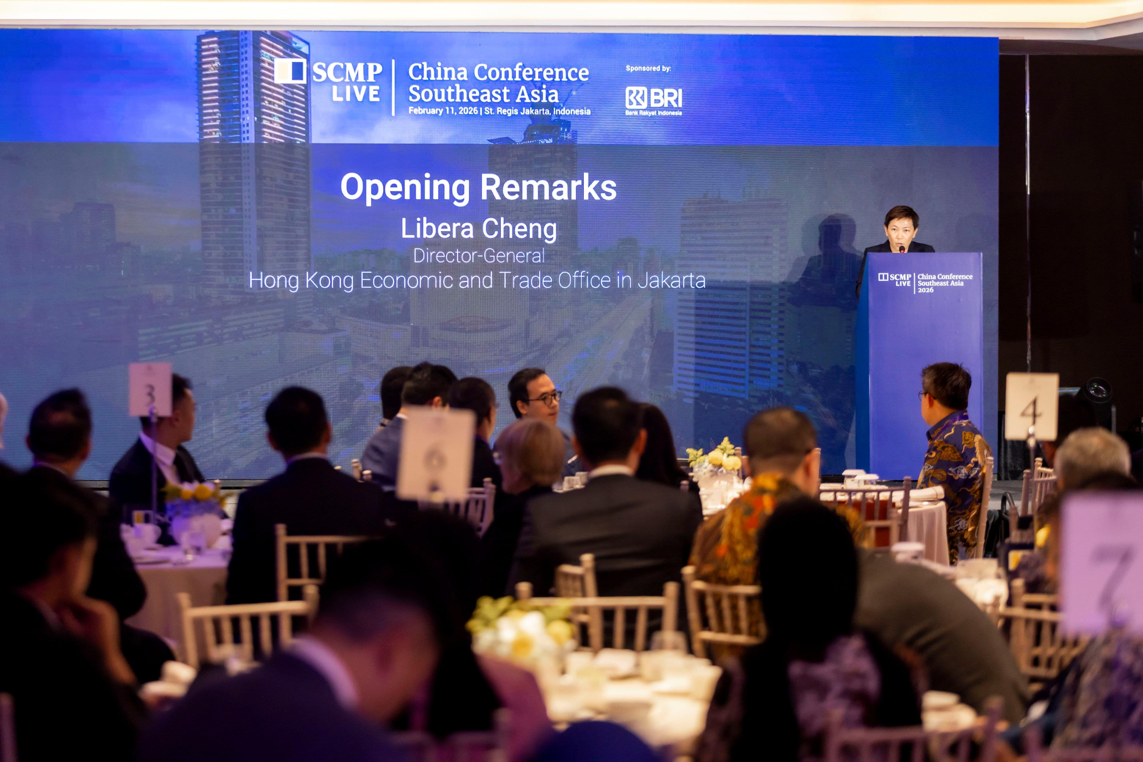 香港駐雅加達經濟貿易辦事處今日（二月十一日）聯同香港貿易發展局及投資推廣署，出席在印尼雅加達舉行的東南亞中國年會2026早餐簡報會，推介香港在「出海」及「經貿一站通」平台下的優勢。約60名來自印尼、內地及其他東南亞國家聯盟經濟體的金融服務、銀行、商會及專業團體等業界領袖出席簡報會。（圖片由《南華早報》提供）