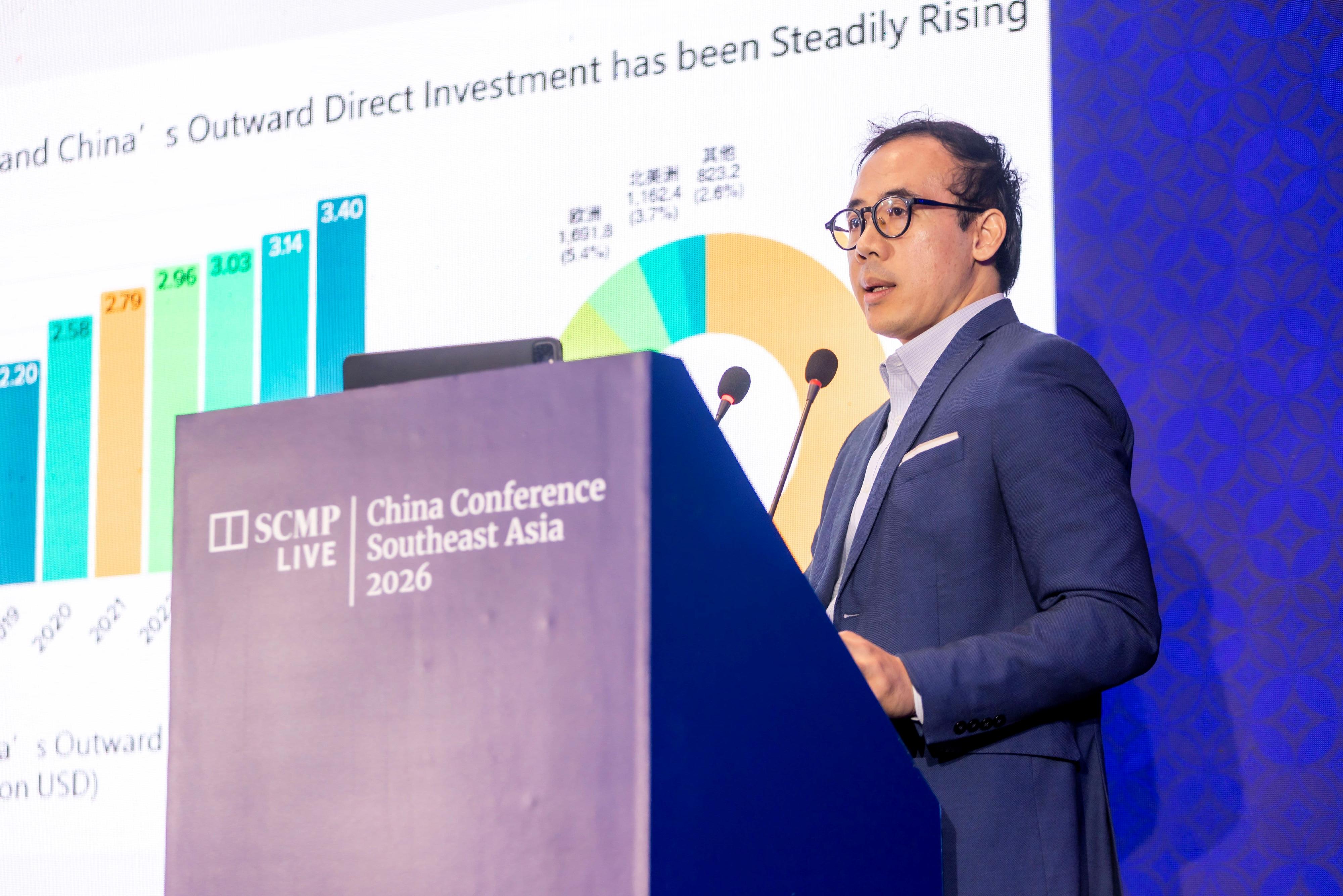 香港駐雅加達經濟貿易辦事處（駐雅加達經貿辦）今日（二月十一日）聯同香港貿易發展局及投資推廣署（投資署），出席在印尼雅加達舉行的東南亞中國年會2026早餐簡報會，推介香港在「出海」及「經貿一站通」平台下的優勢。圖示投資署代表在簡報會的專題環節中發言。（圖片由《南華早報》提供）