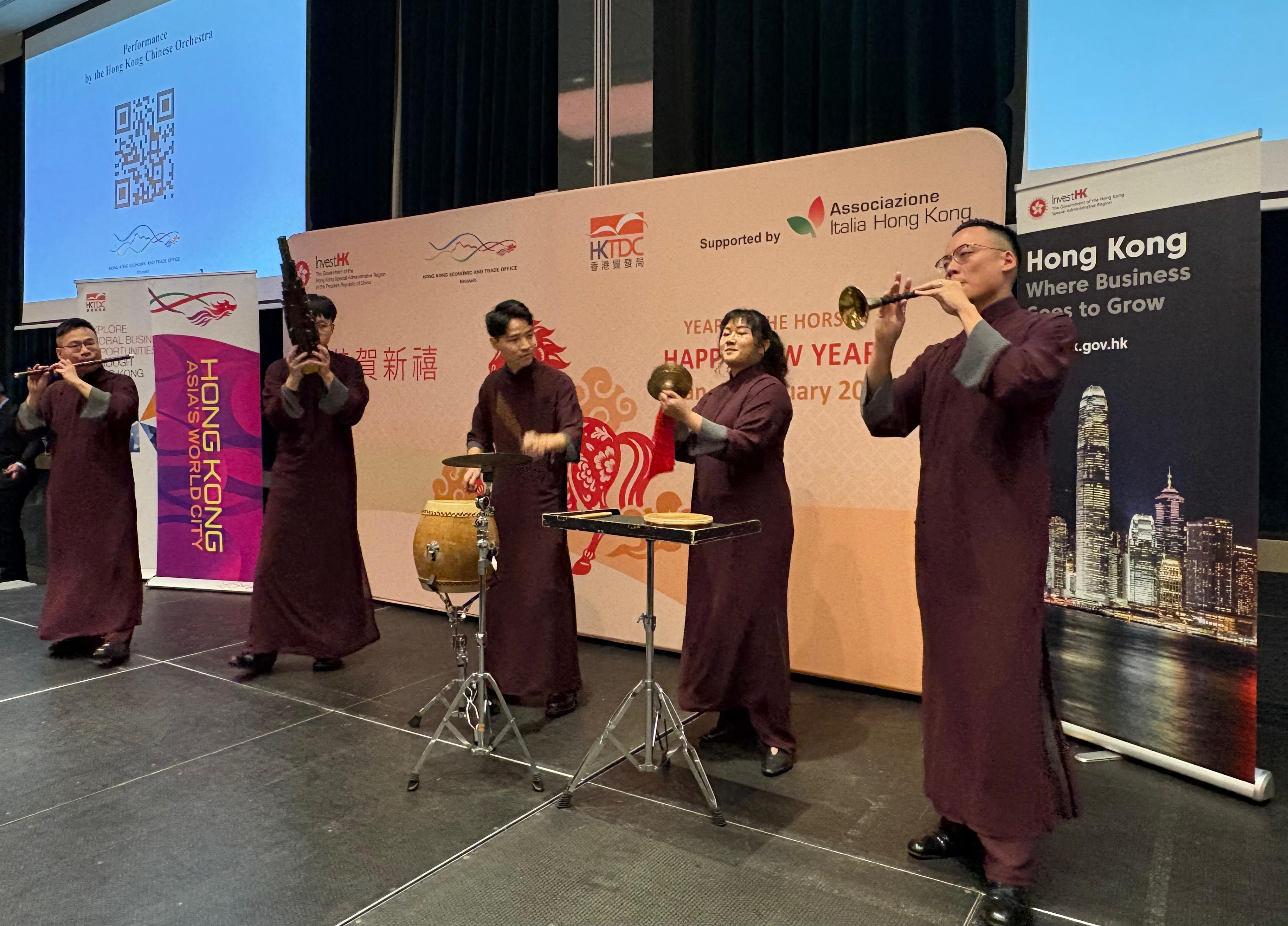 The Hong Kong Economic and Trade Office in Brussels hosted a Chinese New Year reception in Milan, Italy, on February 9 (Milan time), marking the launch of its Year of the Horse celebrations. Photo shows the Hong Kong Chinese Orchestra Ensemble performing festive folk melodies and a medley of iconic Hong Kong television drama themes for guests attending the reception.