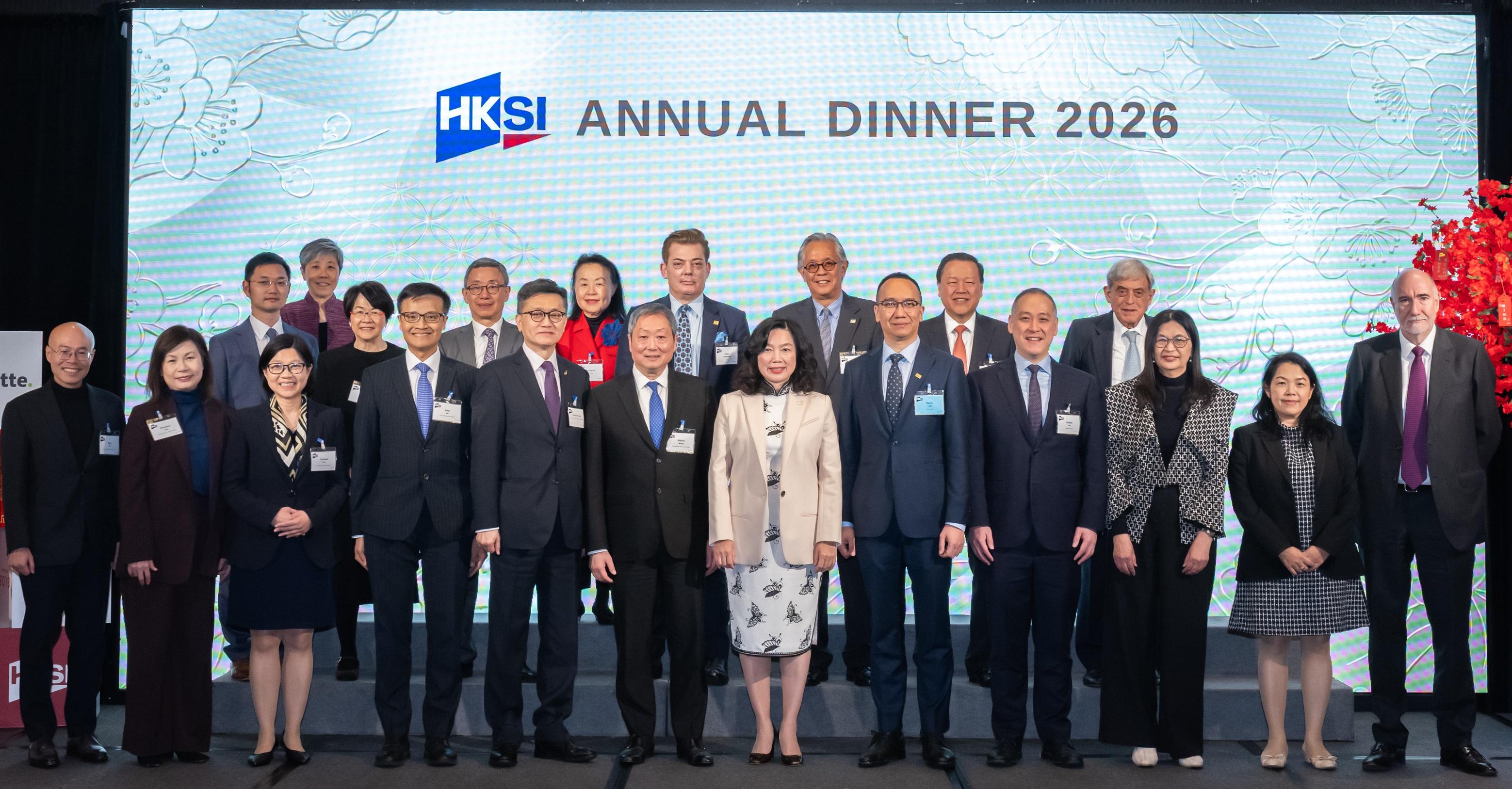 The Permanent Secretary for Financial Services and the Treasury (Financial Services), Ms Salina Yan (front row, sixth right), takes group photo with other guests at the Hong Kong Securities and Investment Institute Annual Dinner today (February 11).