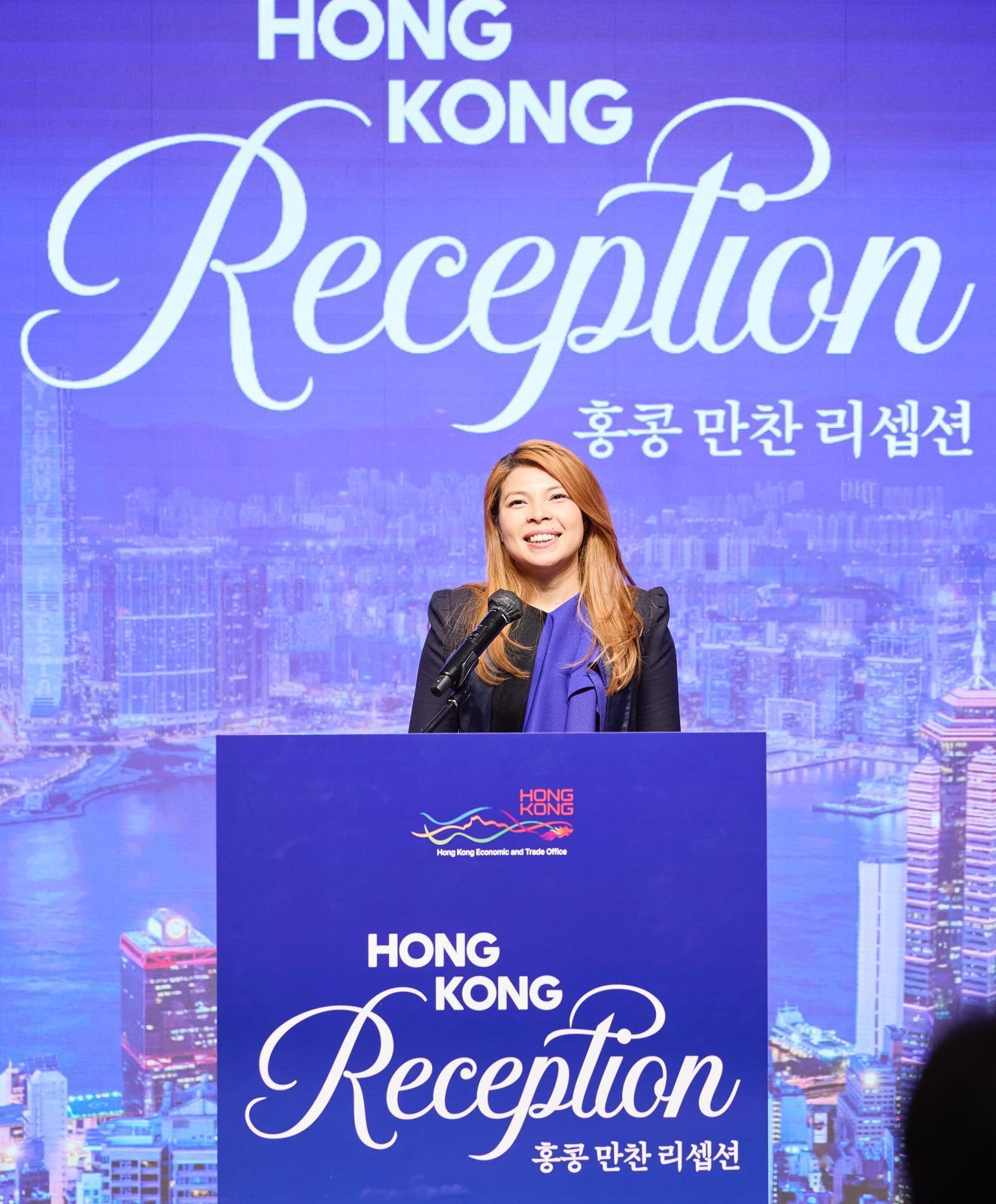 香港駐東京經濟貿易辦事處今日（二月十二日）在韓國首爾舉辦香港晚會，介紹香港的最新發展，以加強雙方的經貿聯繫及人文往來。圖示香港駐東京經濟貿易首席代表歐慧心在晚會上致歡迎辭。