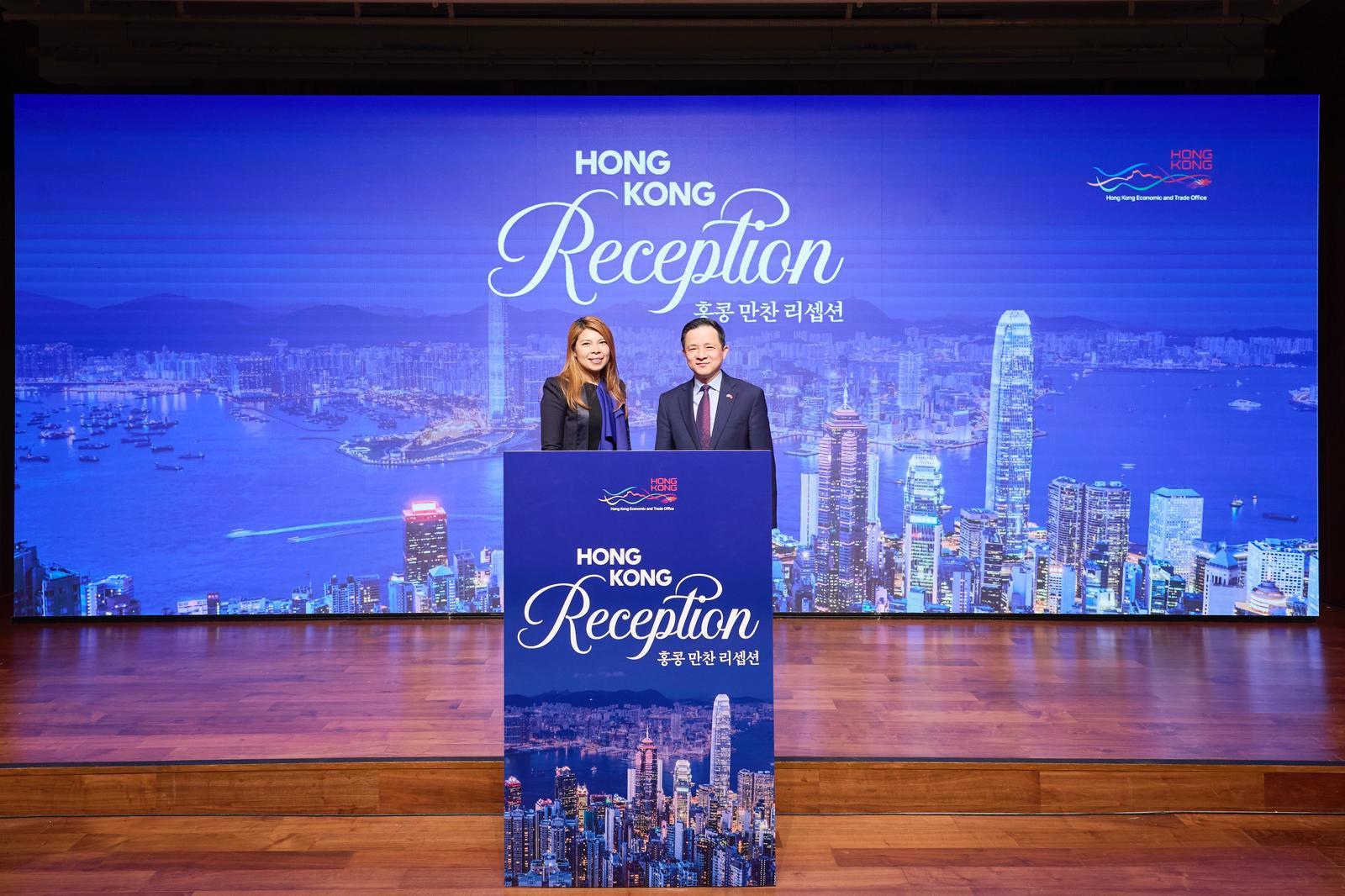 香港駐東京經濟貿易辦事處今日（二月十二日）在韓國首爾舉辦香港晚會，介紹香港的最新發展，以加強雙方的經貿聯繫及人文往來。圖示香港駐東京經濟貿易首席代表歐慧心（左）和中國駐韓國大使戴兵（右）主持祝酒儀式。