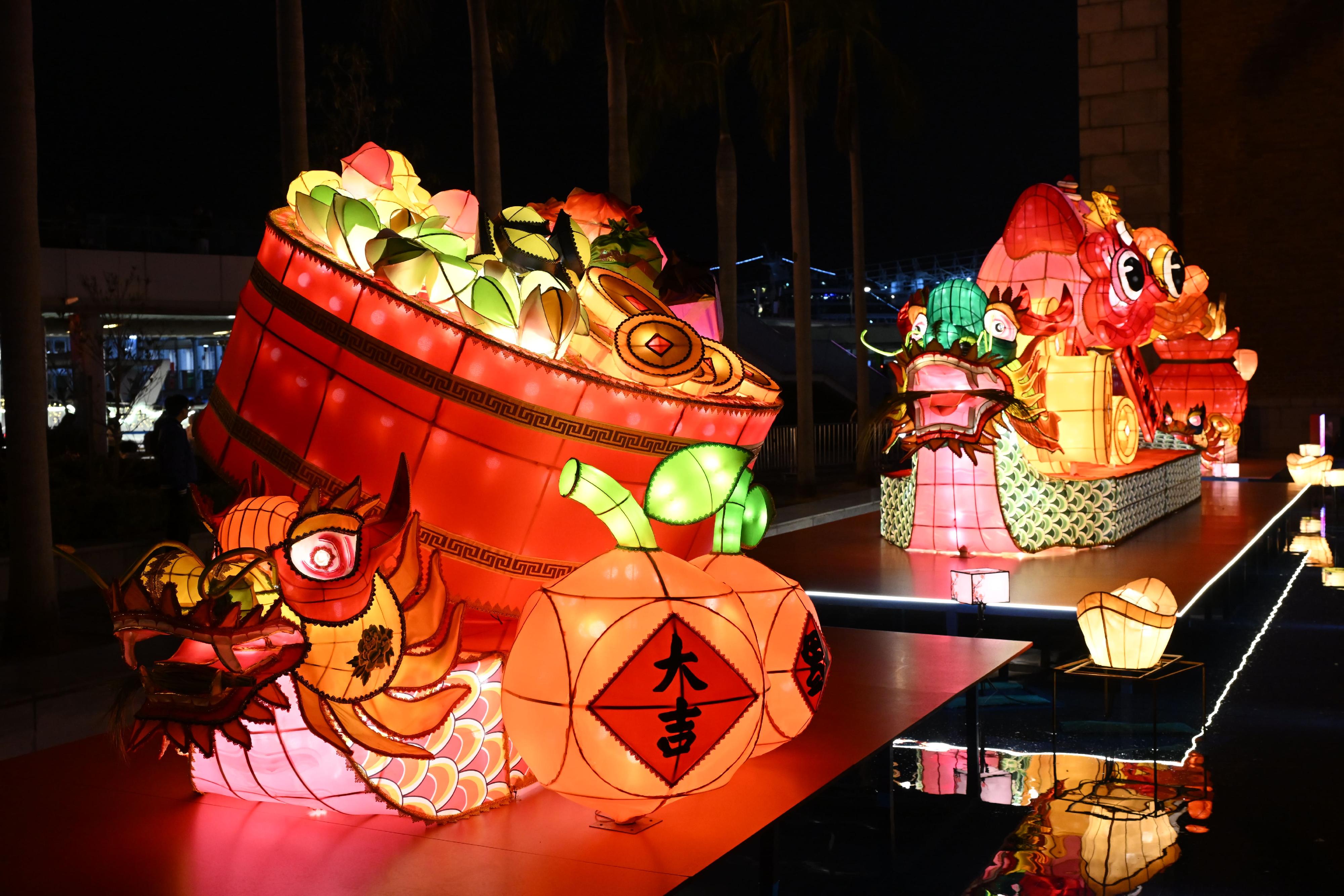 由康樂及文化事務署主辦的丙午年春節綵燈展今日（二月十二日）起在香港文化中心露天廣場舉行，展出融合不同香港非物質文化遺產元素的璀璨綵燈。圖示由資深紮作師傅許嘉雄製作的綵燈《獅躍新春　馬到功成》。