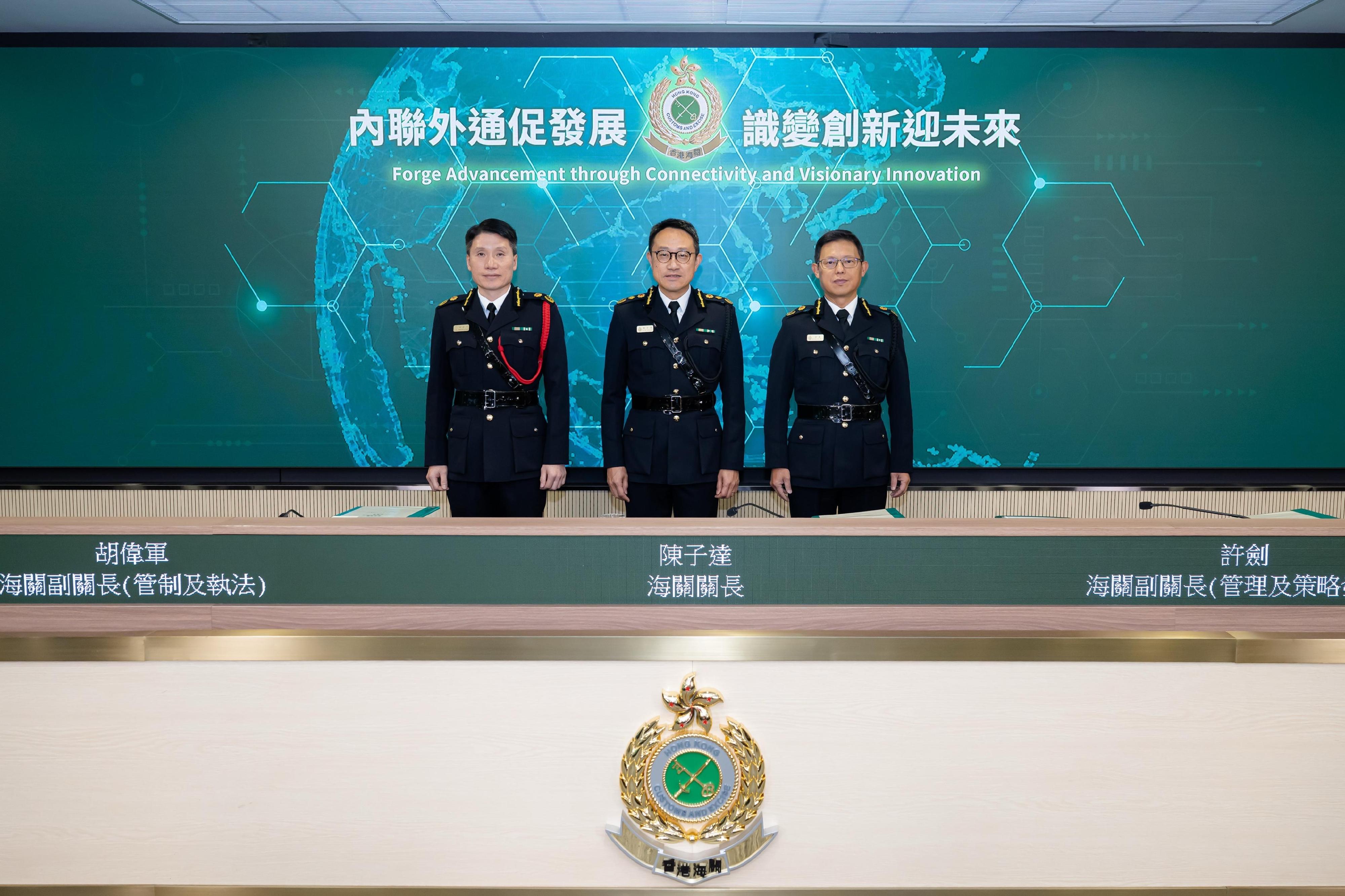 香港海關關長陳子達（中）今日（二月十二日）在香港海關總部大樓主持部門二○二五年工作回顧記者會。海關副關長（管制及執法）胡偉軍（左）和海關副關長（管理及策略發展）許劍亦有出席。