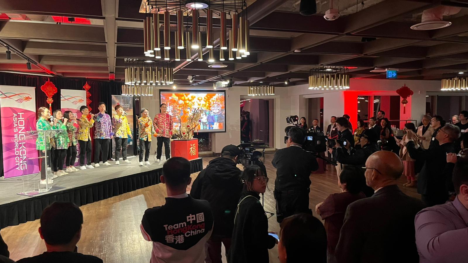 The Hong Kong Economic and Trade Office (Toronto) and the Hong Kong Tourism Board (Canada) held a joint spring reception in Toronto on February 12 (Toronto time). Photo shows over 150 guests enjoying the performance by Hong Kong a capella group Brio Singers.