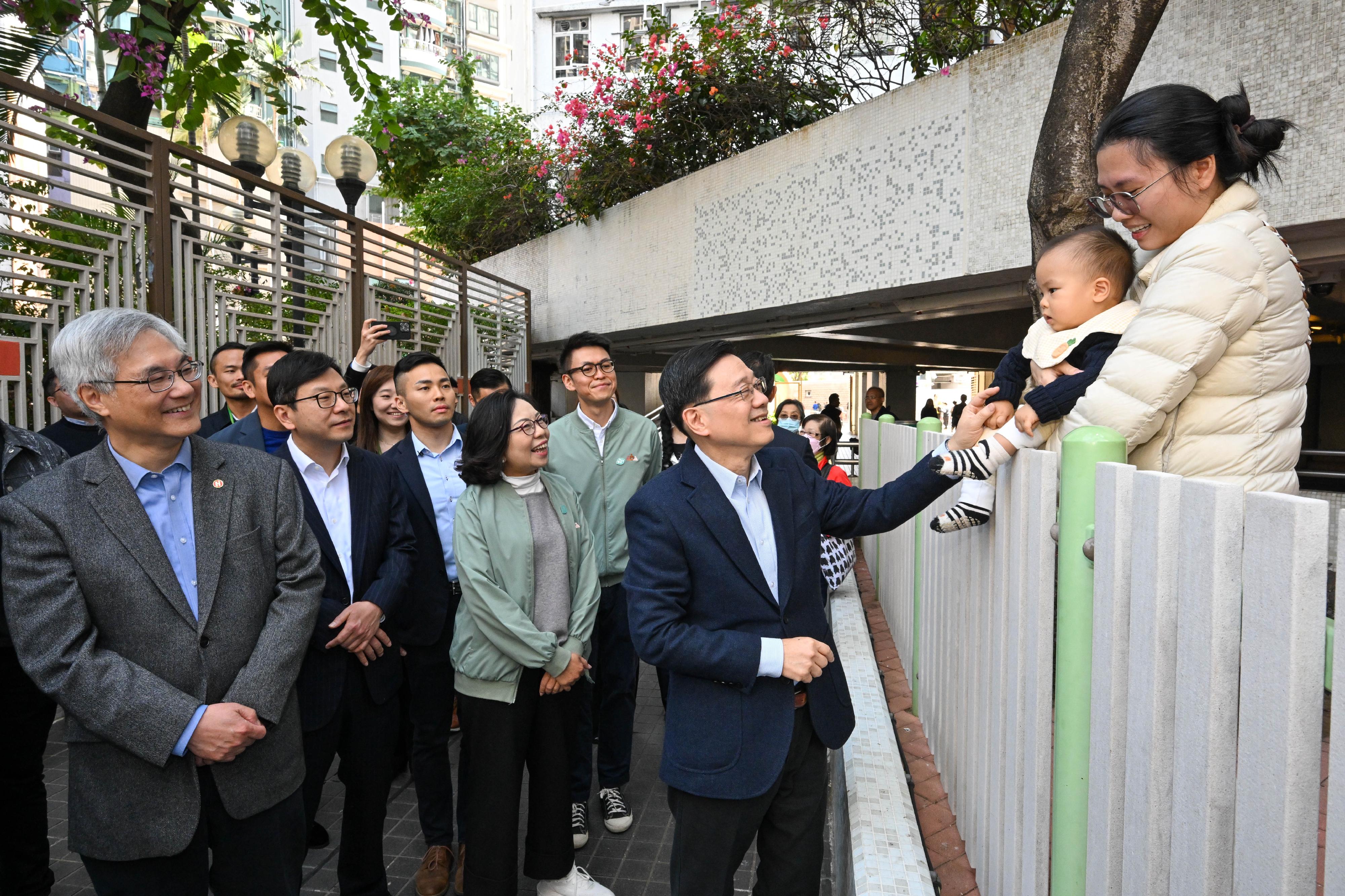 The Chief Executive, Mr John Lee, visited Yau Ma Tei today (February 13). Photo shows Mr Lee (sixth left), accompanied by the Secretary for Home and Youth Affairs, Miss Alice Mak (fourth left), and the Secretary for Labour and Welfare, Mr Chris Sun (second left), visiting residents living in Prosperous Garden, Yau Ma Tei.
