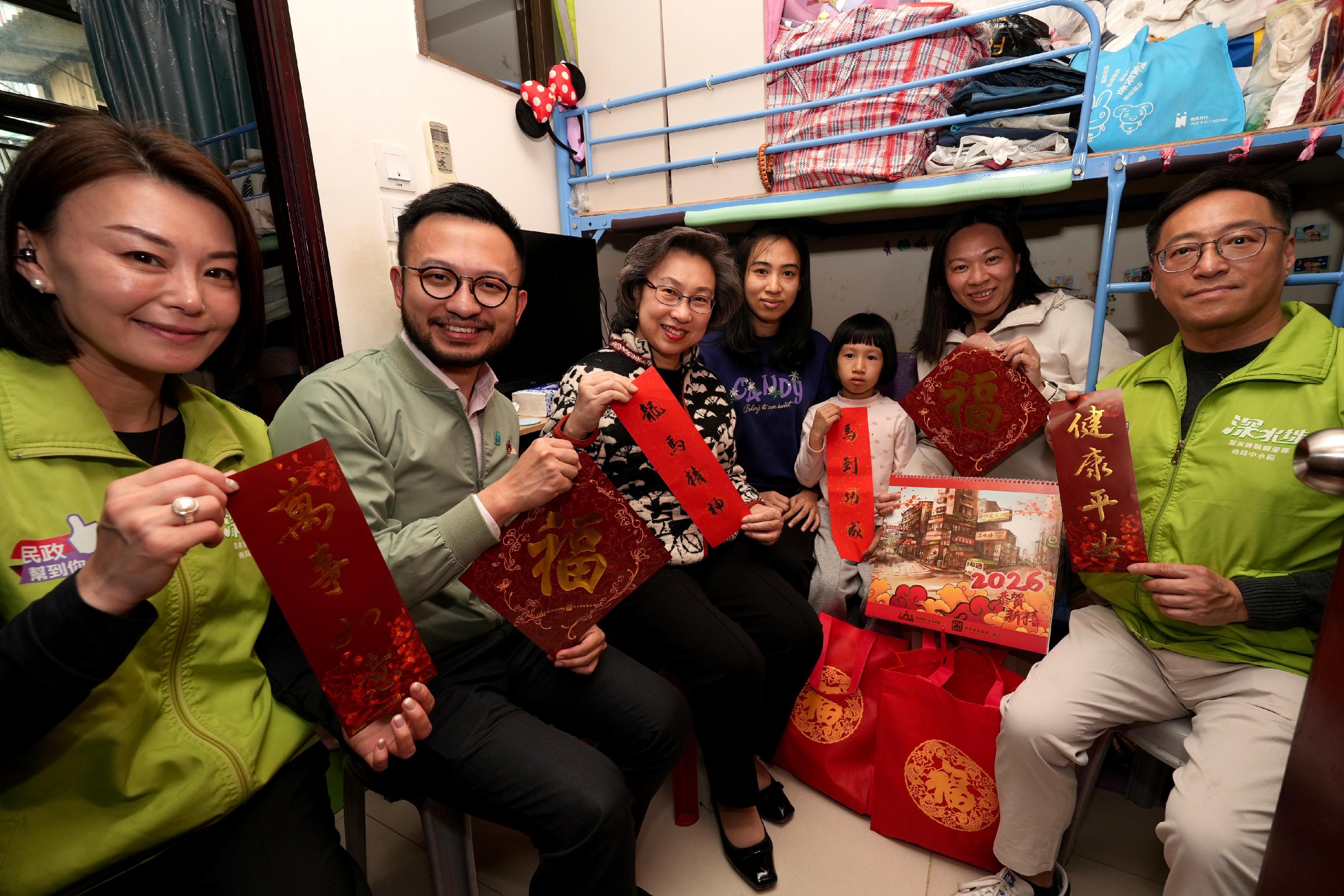 The Secretary for the Civil Service, Mrs Ingrid Yeung (third left), together with the District Officer (Sham Shui Po), Mr Oscar Wong (second left), a District Council member and representatives from the Care Team of the Sham Shui Po District, visited a family residing in the district today (February 13) to convey care and greetings before the Chinese New Year and celebrate the festive season together.