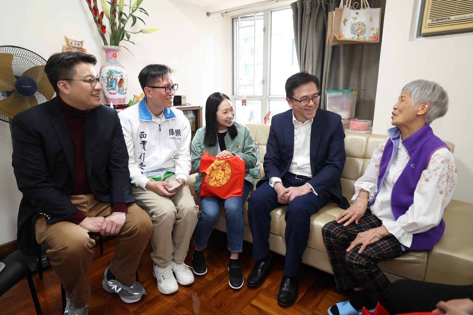 The Secretary for Innovation, Technology and Industry, Professor Sun Dong (second right), accompanied by the District Officer (Sai Kung), Miss Kathy Ma (third right), together with a District Council member and a representative from the Care Team of Sai Kung District, visited an elderly singleton in Tseung Kwan O today (February 13).