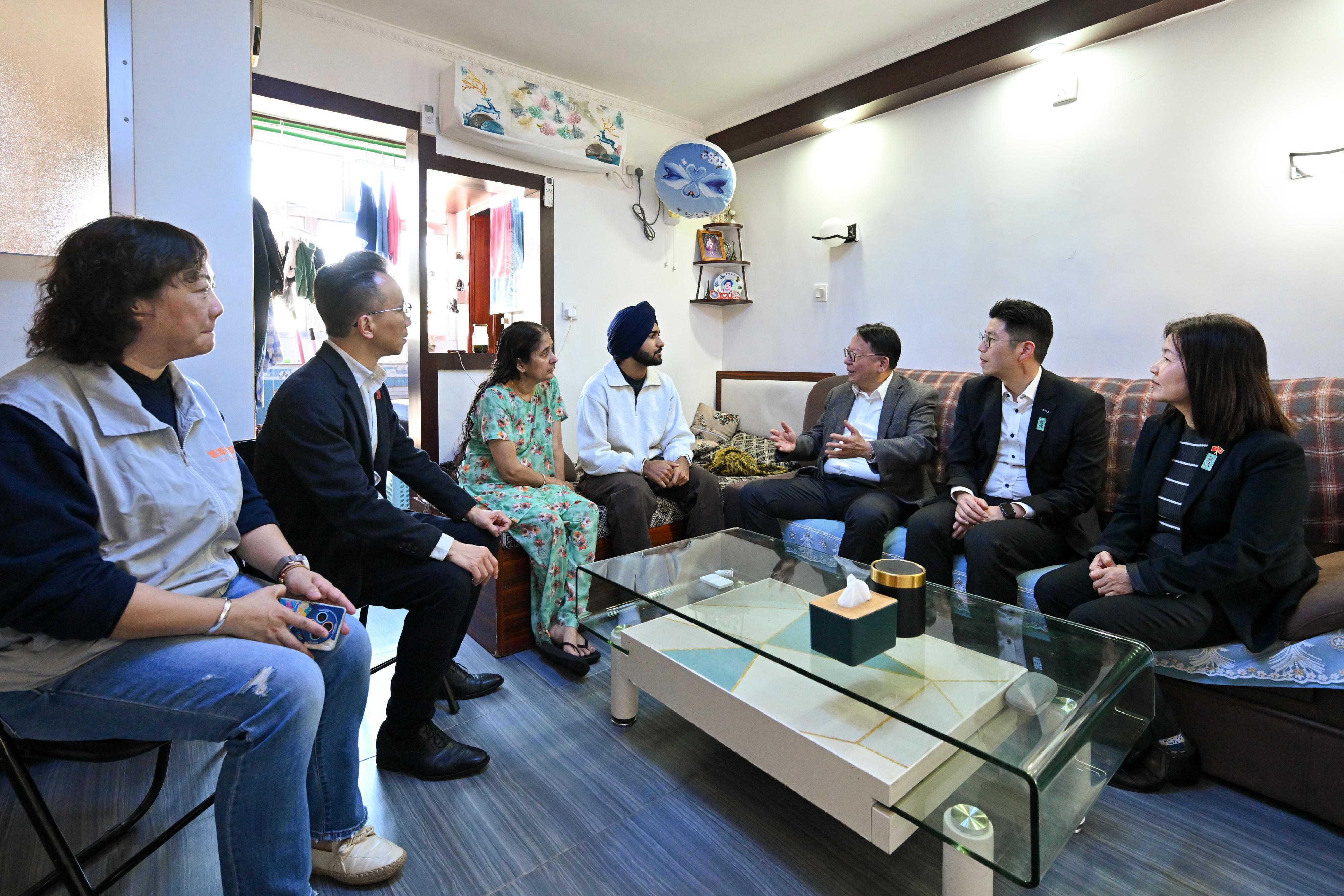 The Chief Secretary for Administration, Mr Chan Kwok-ki (third right), accompanied by the Permanent Secretary for Home and Youth Affairs, Mr Patrick Li (second left), and the District Officer (Kwun Tong), Mr Denny Ho (second right), visits an ethnic minority family living in Shun Lee Estate to understand their daily lives and needs and convey care and seasonal greetings to them.