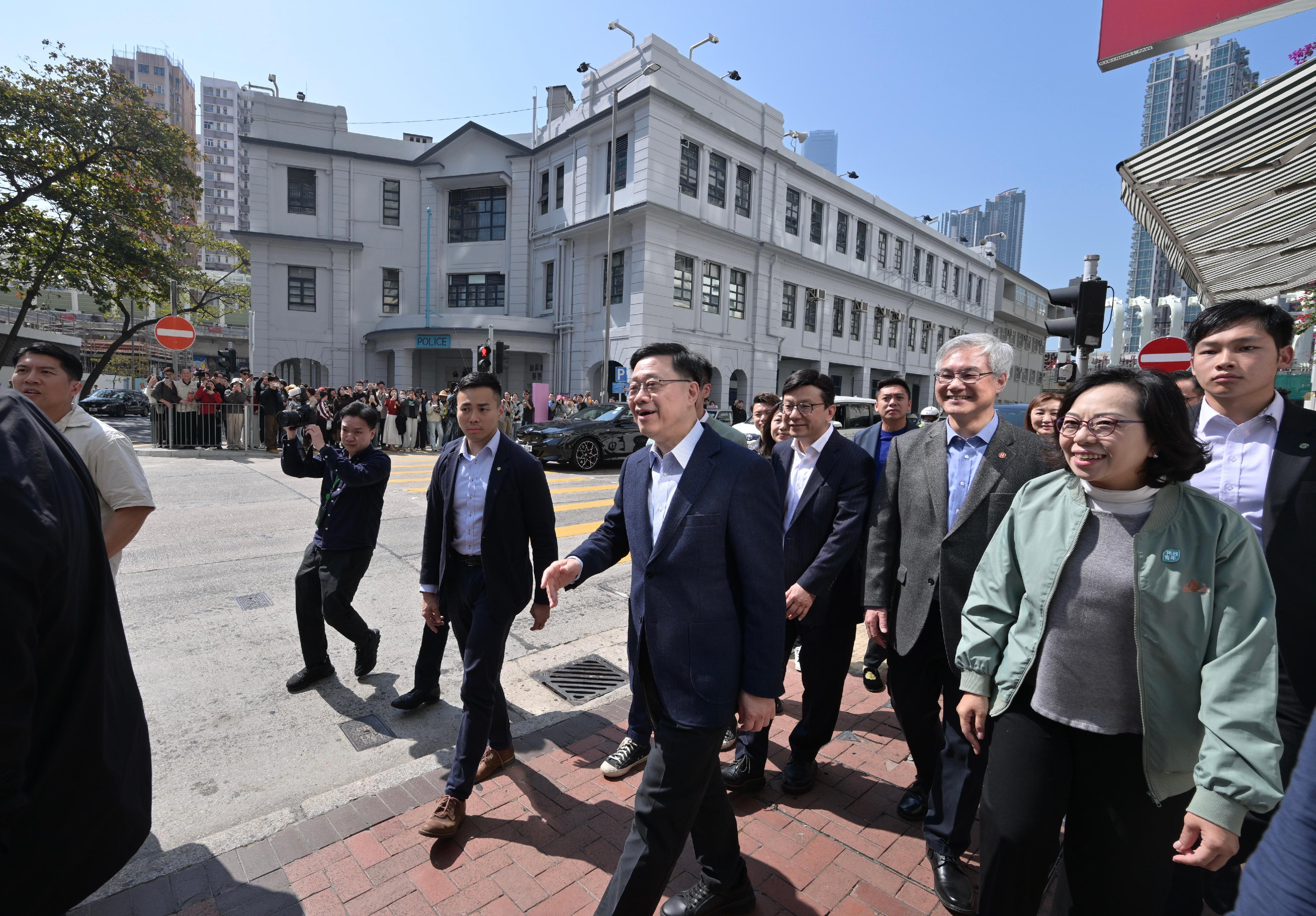 行政長官李家超今日（二月十三日）到訪油麻地。圖示李家超（右五）在民政及青年事務局局長麥美娟（右二）和勞工及福利局局長孫玉菡（右四）陪同下到訪油麻地，並與公眾交流。