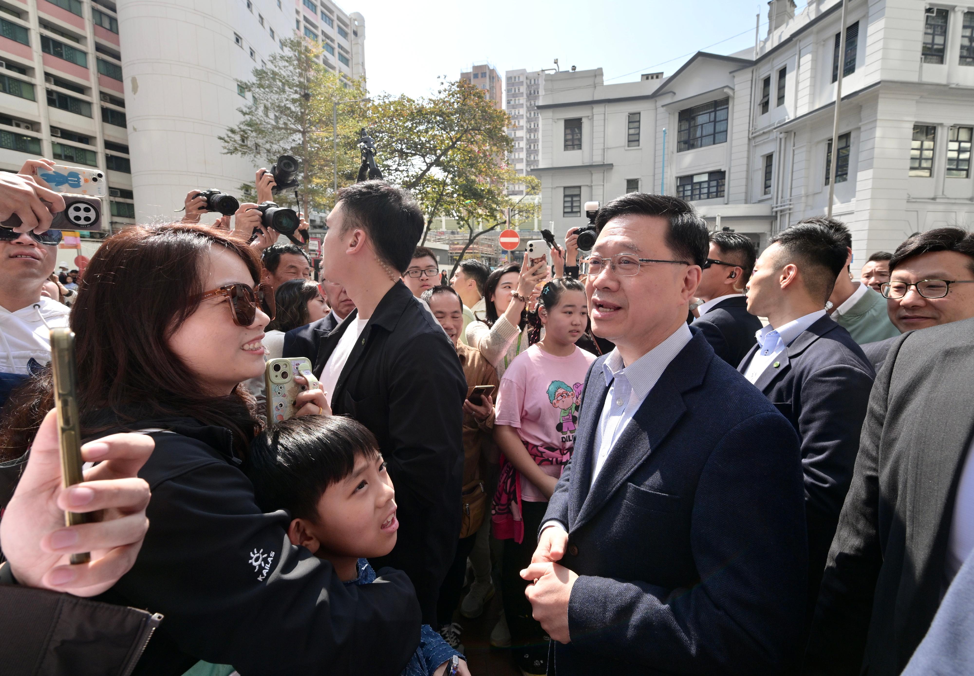 行政長官李家超今日（二月十三日）到訪油麻地。圖示李家超（左三）到訪油麻地，並與公眾交流。