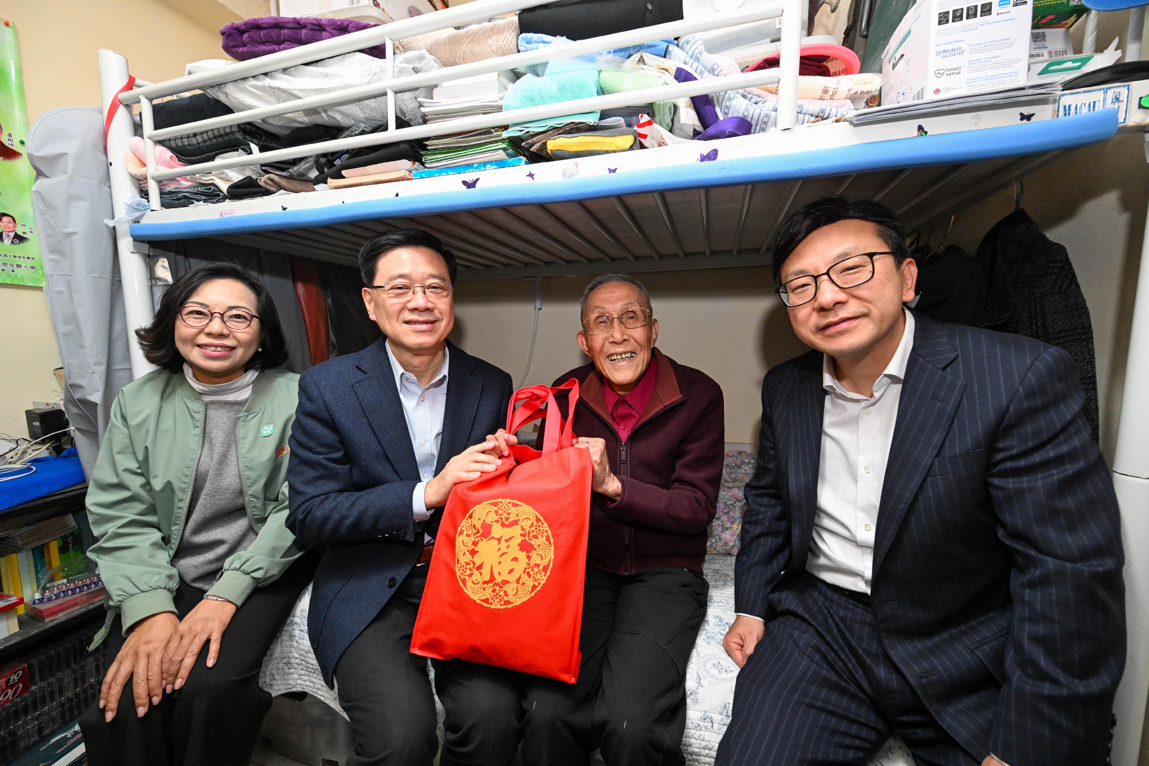 行政長官李家超今日（二月十三日）到訪油麻地。圖示李家超（左二）在民政及青年事務局局長麥美娟（左一）和勞工及福利局局長孫玉菡（右一）陪同下，探訪一名獨居於油麻地駿發花園的長者。
