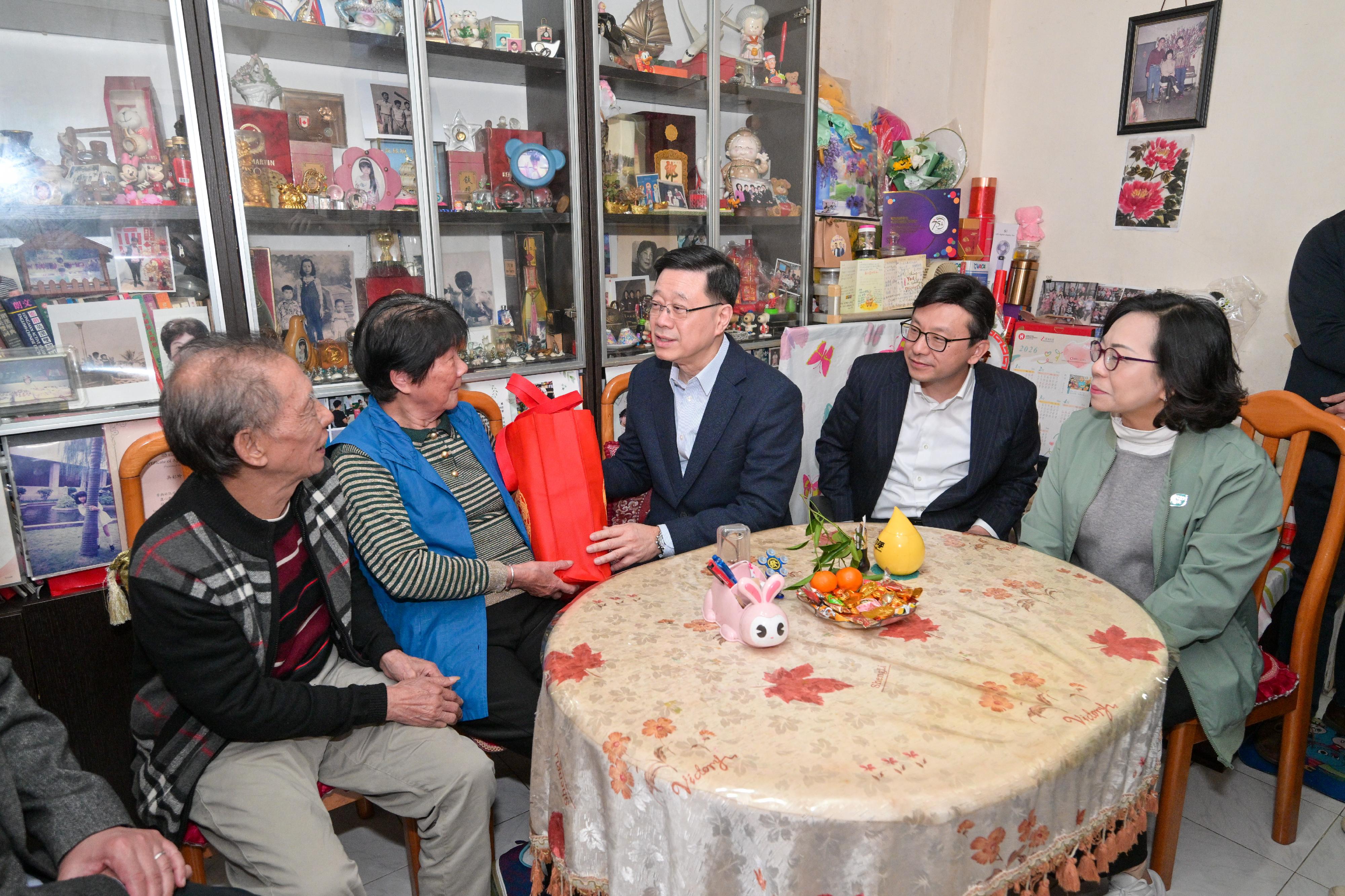 行政長官李家超今日（二月十三日）到訪油麻地。圖示李家超（中）在民政及青年事務局局長麥美娟（右一）和勞工及福利局局長孫玉菡（右二）陪同下，探訪油麻地駿發花園的居民。