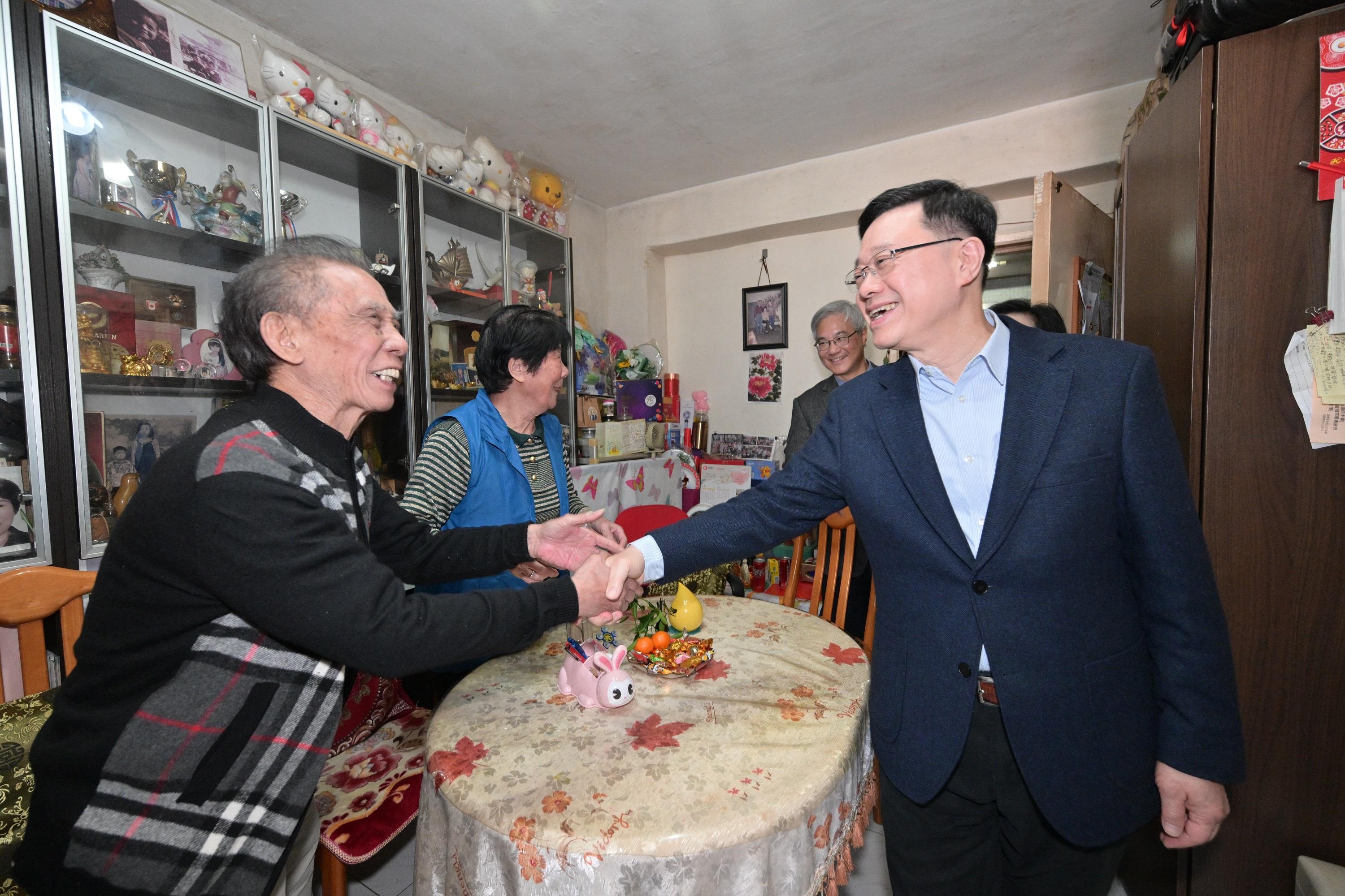 行政長官李家超今日（二月十三日）到訪油麻地。圖示李家超（右一）探訪油麻地駿發花園的居民。