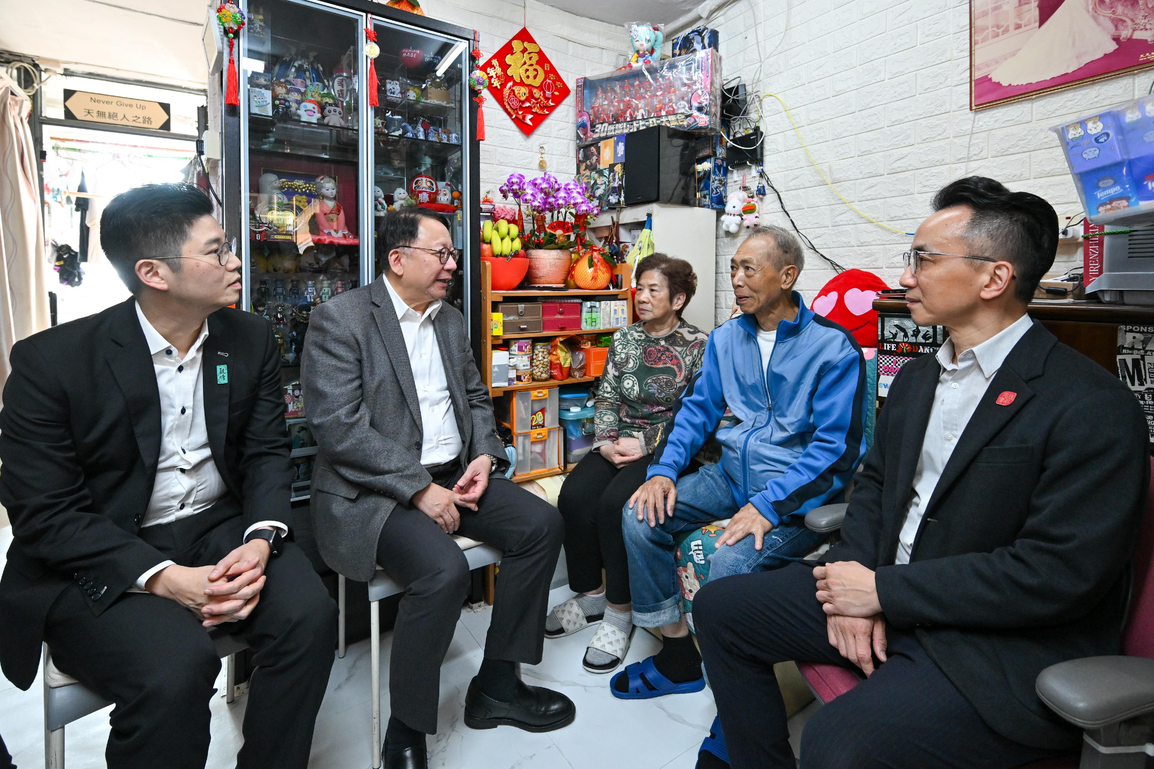 政務司司長陳國基（左二）和民政及青年事務局常任秘書長李百全（右一）在觀塘民政事務專員何立基（左一）陪同下，探訪居於順利邨的雙老家庭，了解他們的生活情況和需要，向他們送上關懷與節日祝福。