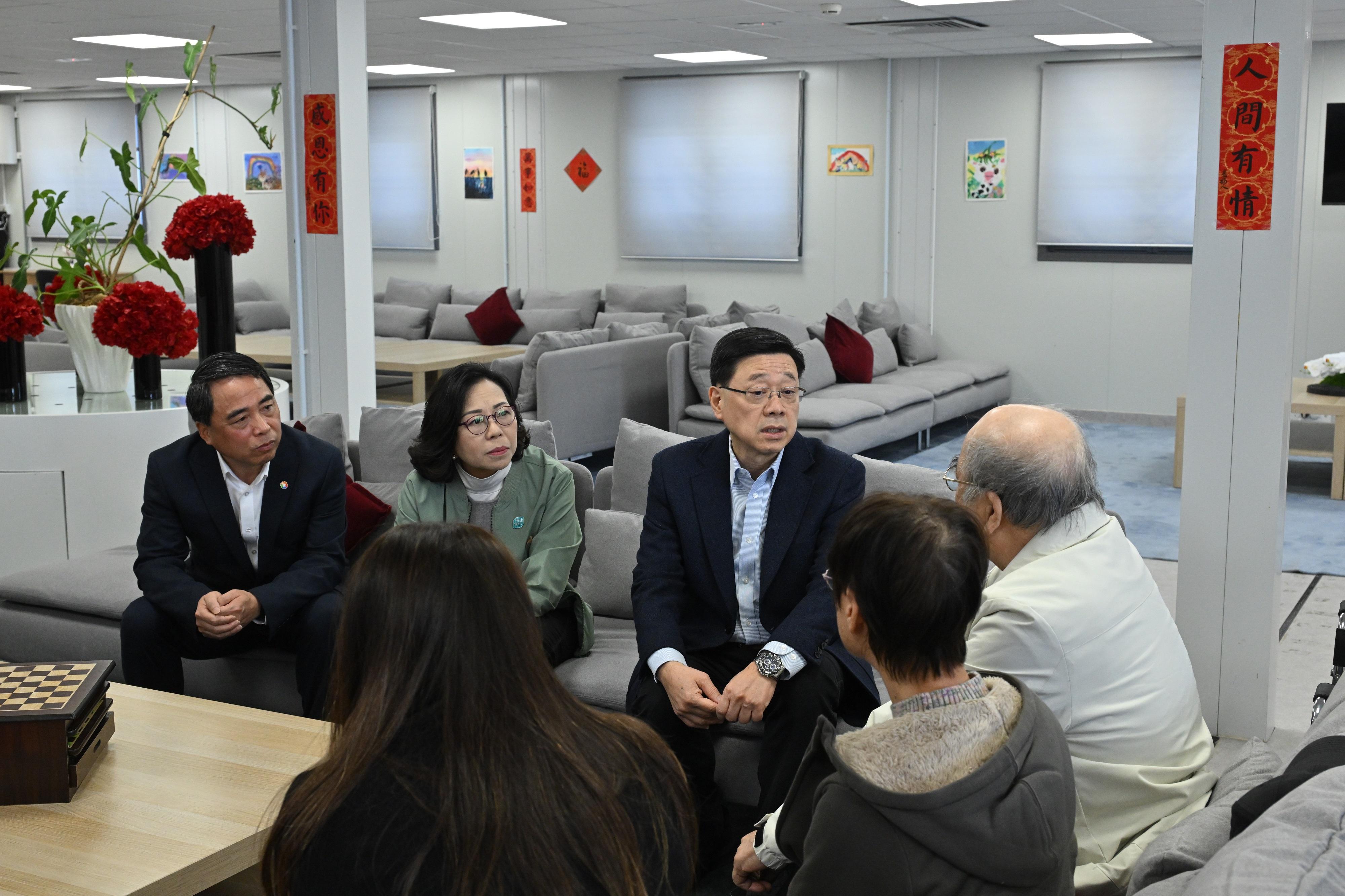 行政長官李家超今日（二月十三日）到訪啟德。圖示李家超（左三）在民政及青年事務局局長麥美娟（左二）陪同下，與「啟航1331」的居民交流。