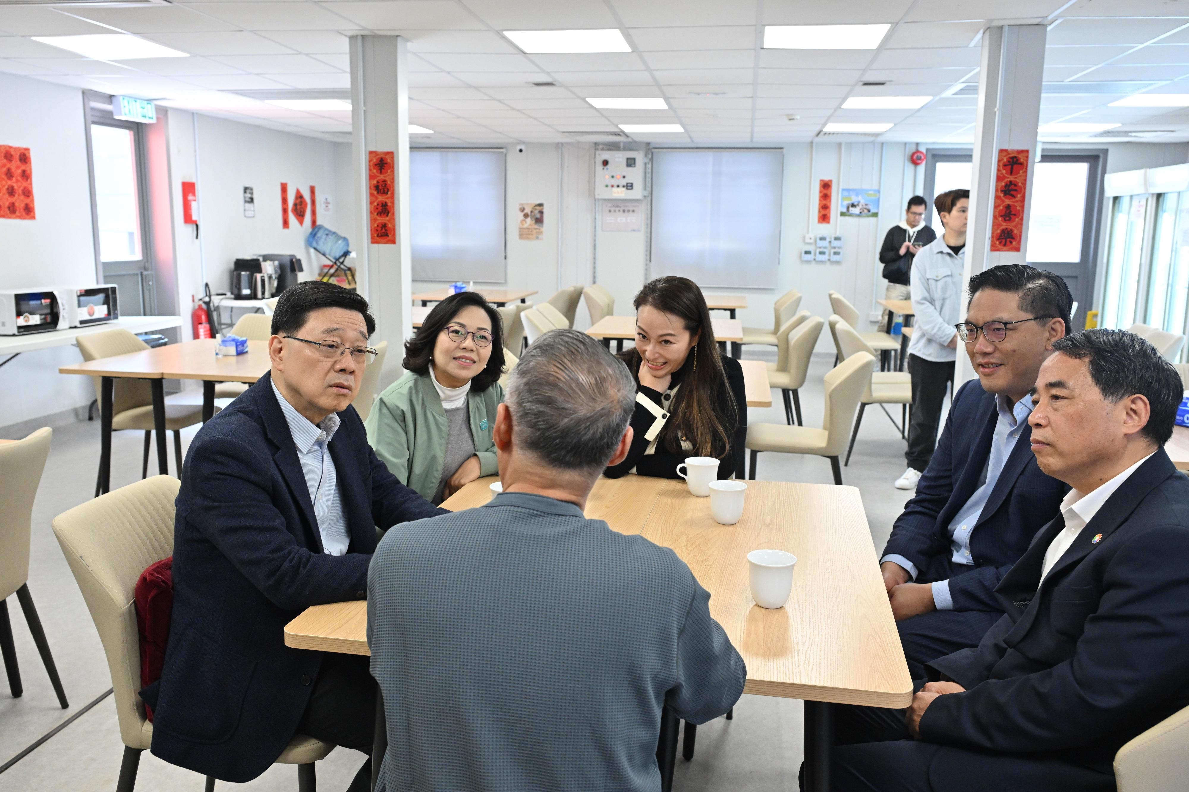 行政長官李家超今日（二月十三日）到訪啟德。圖示李家超（左一）在民政及青年事務局局長麥美娟（左二）陪同下，與「啟航1331」的居民交流。