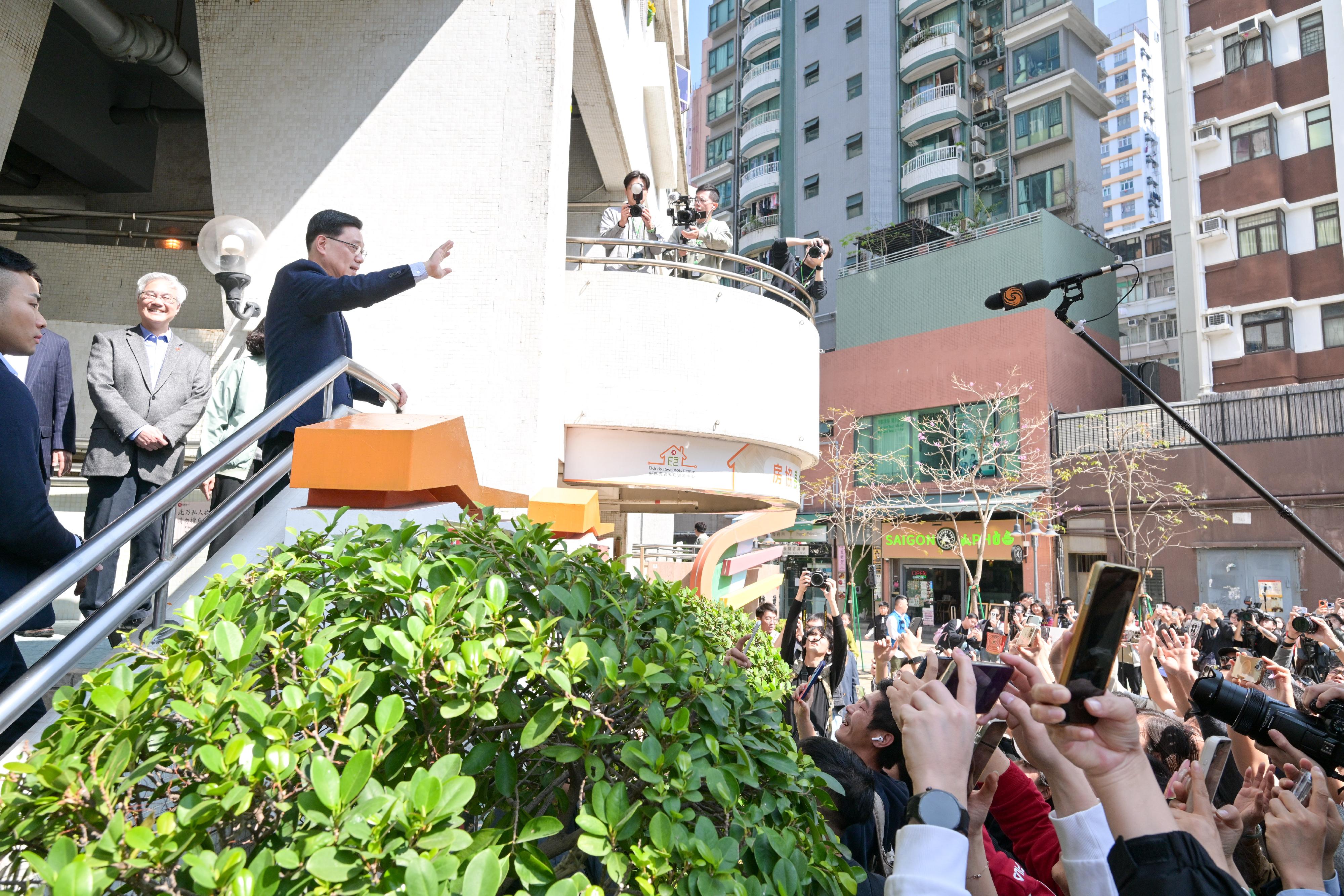 行政長官李家超今日（二月十三日）到訪油麻地。圖示李家超（左二）到訪油麻地，並與公眾交流。