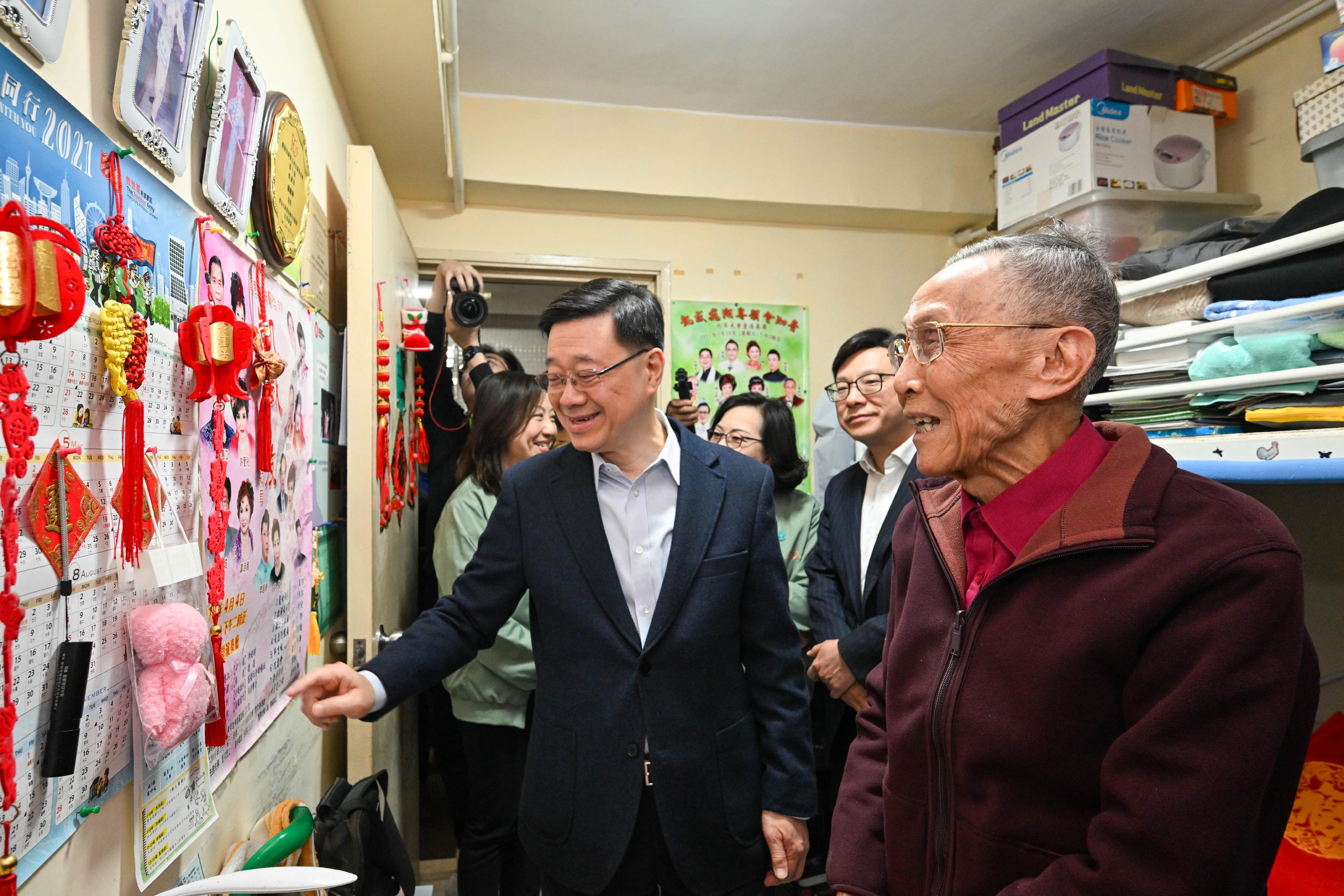 行政長官李家超今日（二月十三日）到訪油麻地。圖示李家超（左）探訪一名獨居於油麻地駿發花園的長者。
