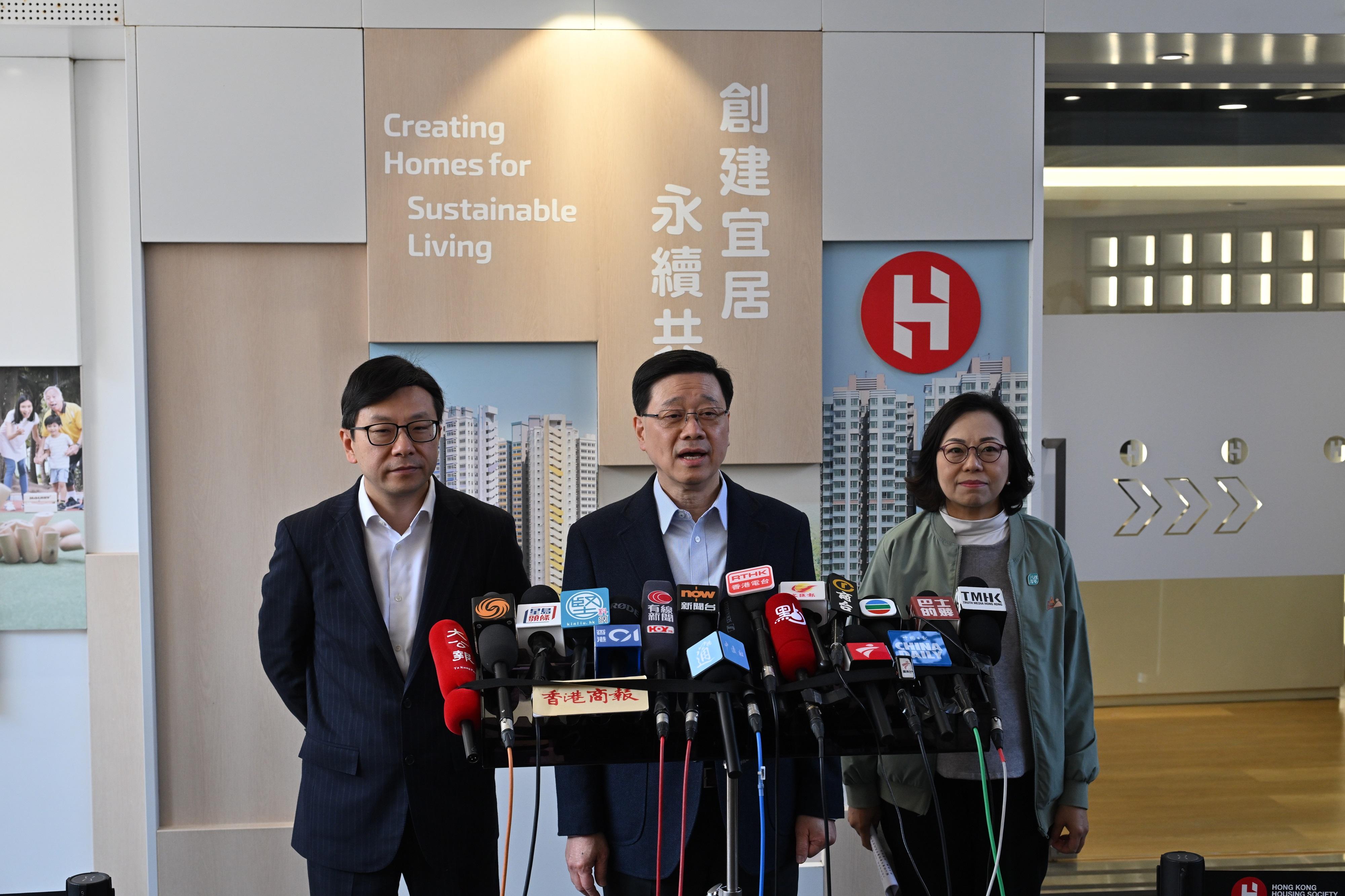 行政長官李家超（中）今日（二月十三日）到訪啟德及油麻地後，在民政及青年事務局局長麥美娟（右）和勞工及福利局局長孫玉菡（左）陪同下會見傳媒。