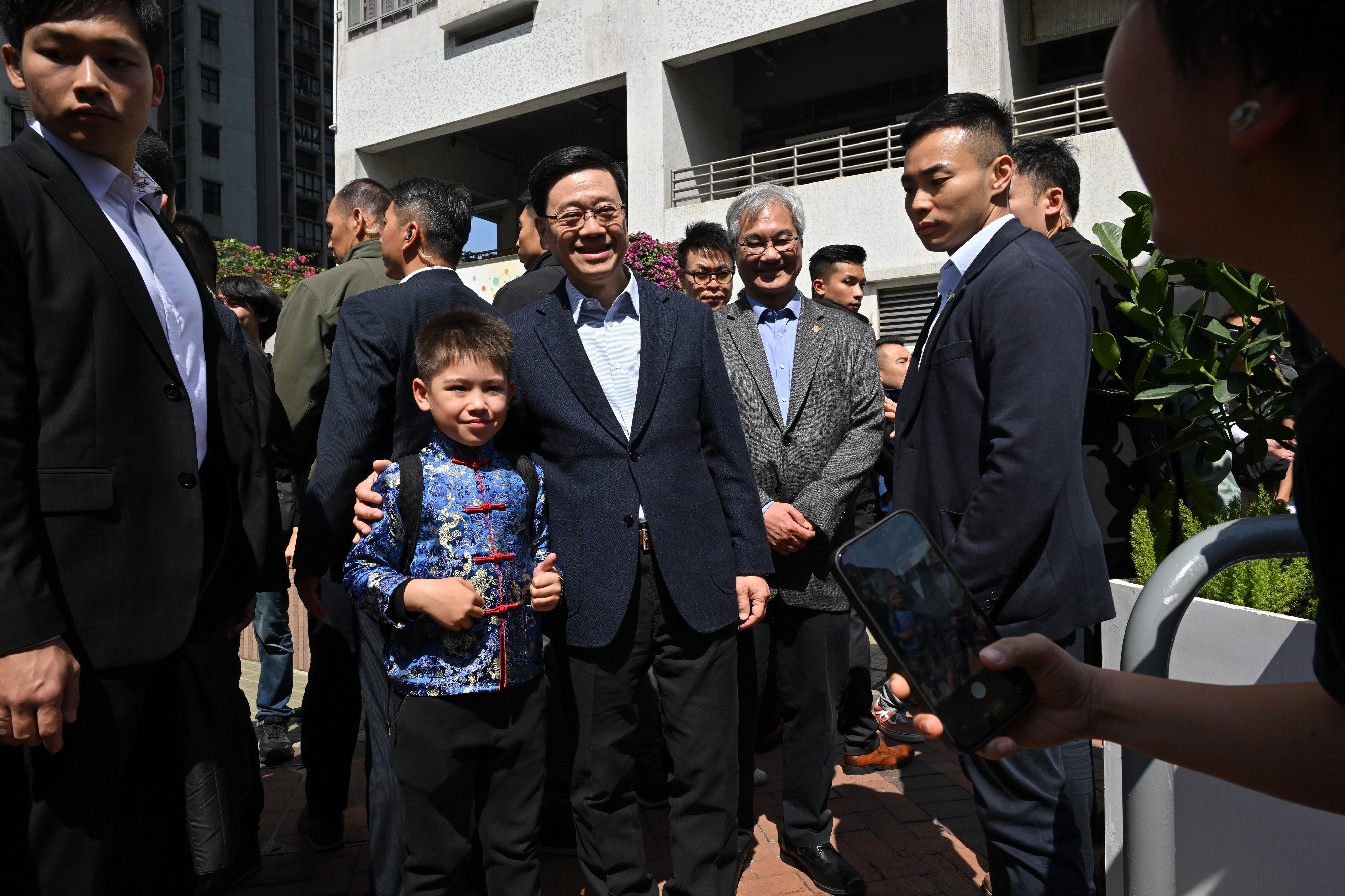 行政長官李家超今日（二月十三日）到訪油麻地。圖示李家超（左三）到訪油麻地，並與公眾交流。