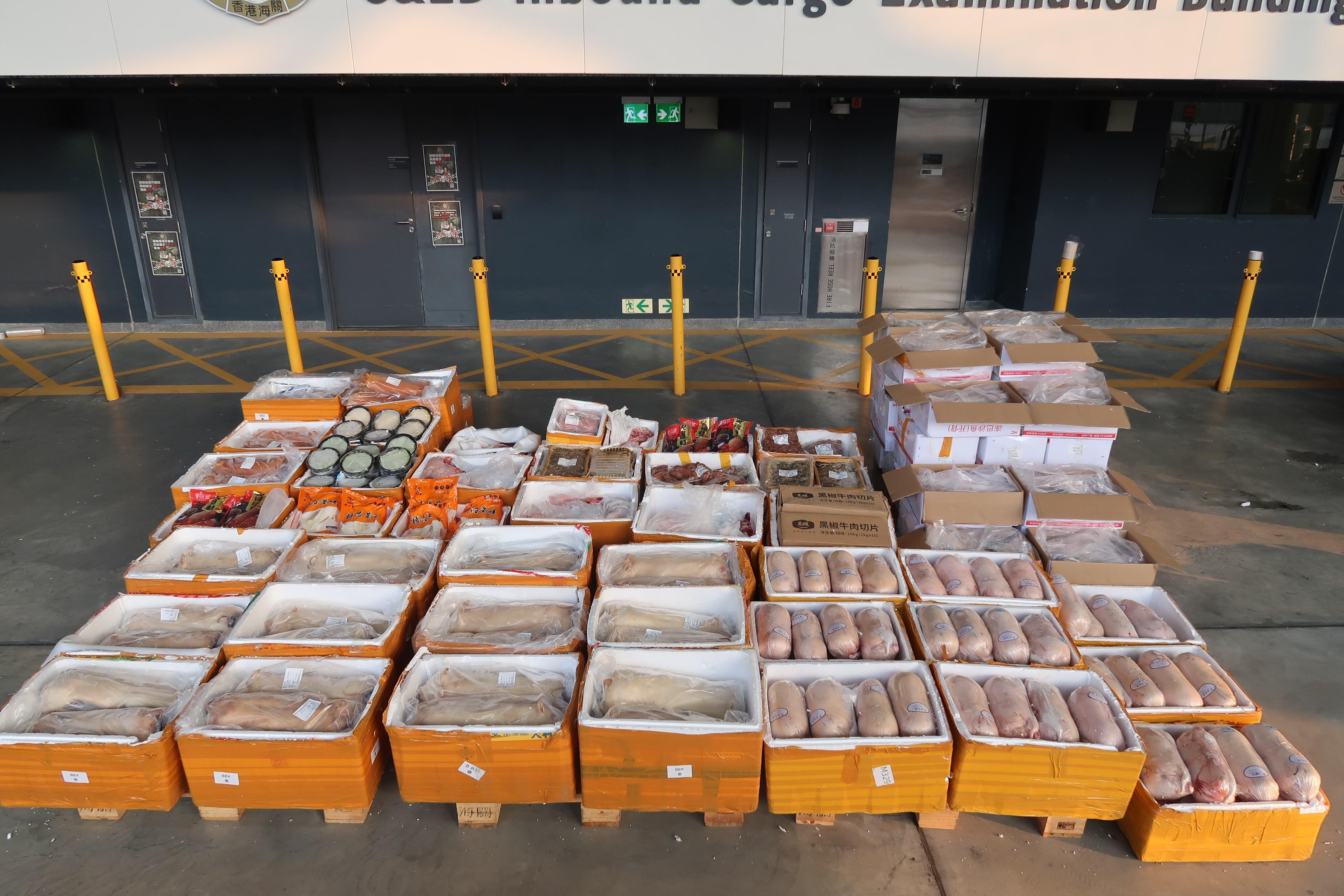 香港海關二月十一日偵破一宗懷疑走私食品案件，並檢獲約四千八百公斤懷疑走私食品，估計市值共約四十萬元。圖示檢獲的部分懷疑走私食品。 
