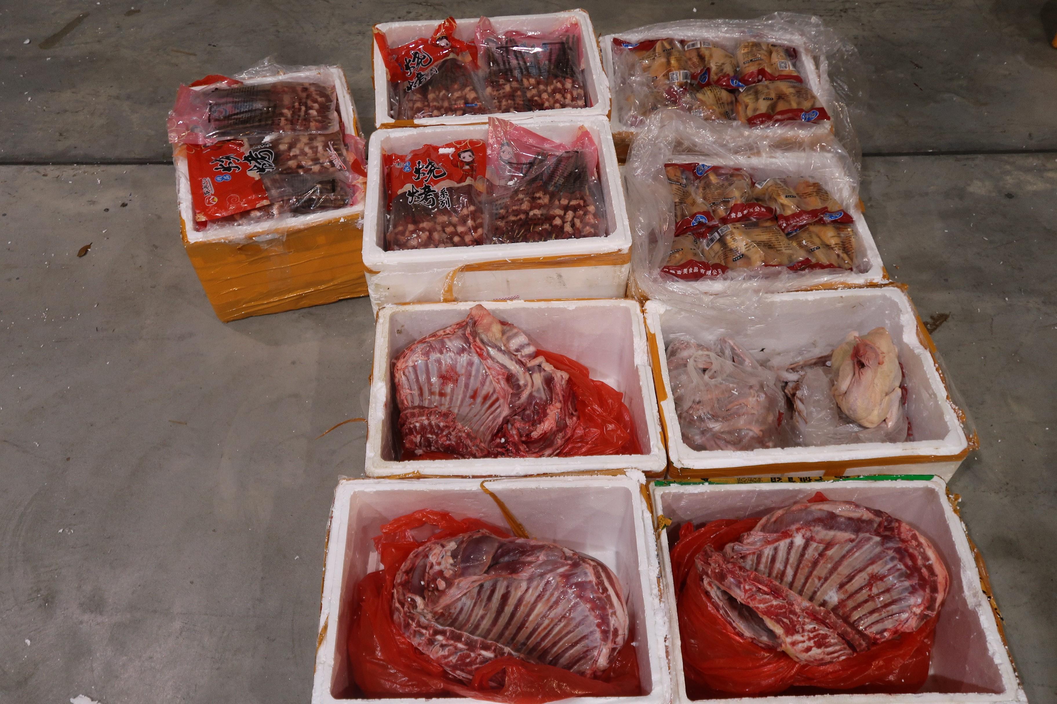 香港海關二月十一日偵破一宗懷疑走私食品案件，並檢獲約四千八百公斤懷疑走私食品，估計市值共約四十萬元。圖示檢獲的部分懷疑走私食品。 
