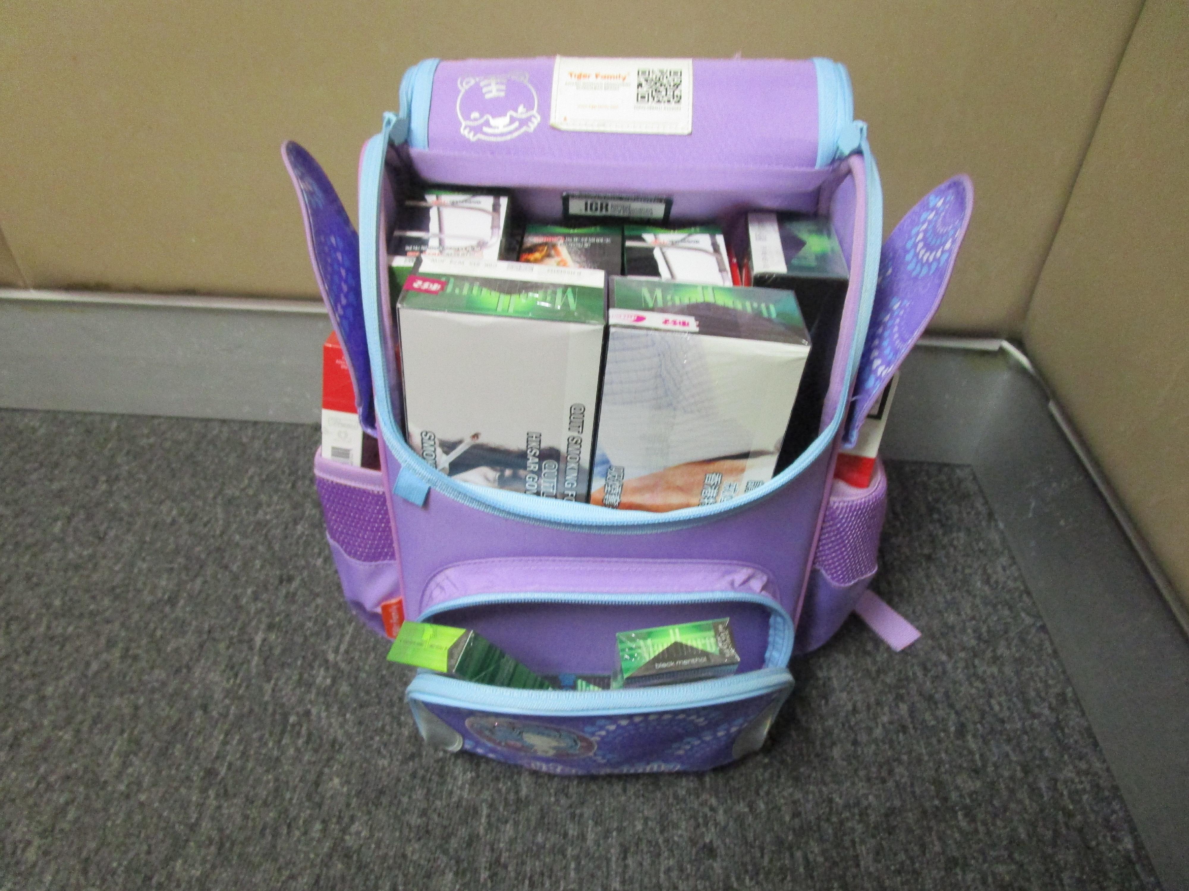 一名入境女旅客因進口未完稅香煙及未有向海關人員作出申報，違反《應課稅品條例》，今日（二月十三日）在粉嶺裁判法院被判處監禁六星期，以及罰款四千元。圖示用作收藏未完稅香煙的背包。
