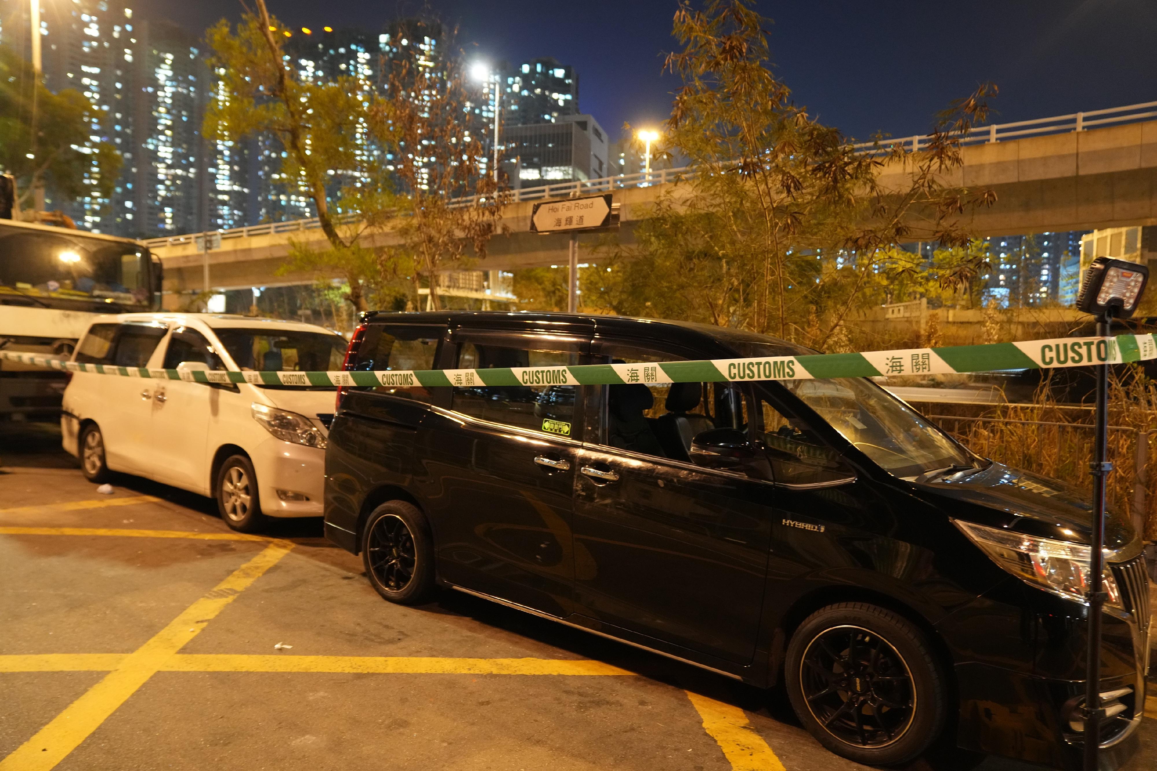 消防處聯同香港海關及警務處今日（二月十三日）進行代號「截流」的聯合行動，特別針對市區內的非法燃油轉注黑點作重點打擊。圖示行動中檢取並扣留的部分車輛。