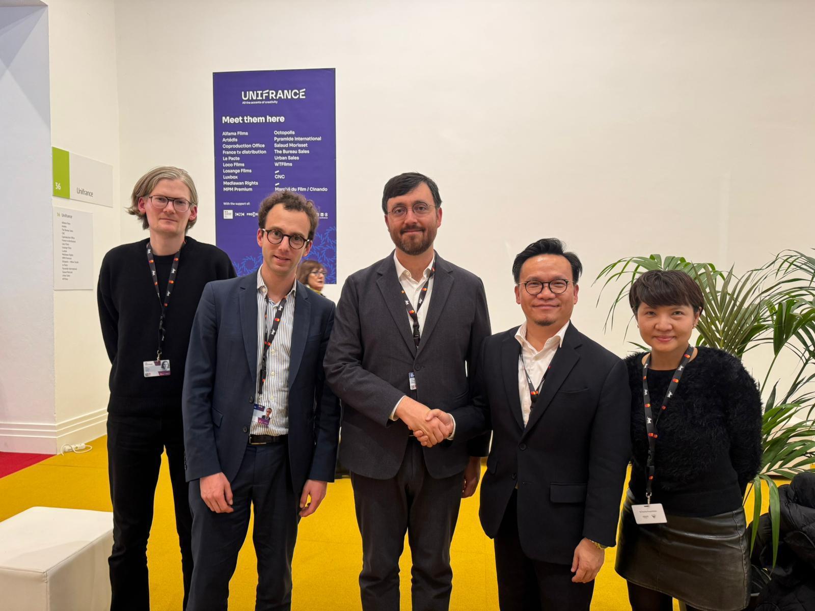 The Cultural and Creative Industries Development Agency under the Culture, Sports and Tourism Bureau and the Hong Kong Film Development Council led an industry delegation to participate in the 76th Berlin International Film Festival (Berlinale) in Germany. Photo shows the Assistant Commissioner for Cultural and Creative Industries and Secretary-General of the Hong Kong Film Development Council, Mr Gary Mak (second right), meeting with representatives from the French National Centre of Cinema on February 13 (Berlin time).
