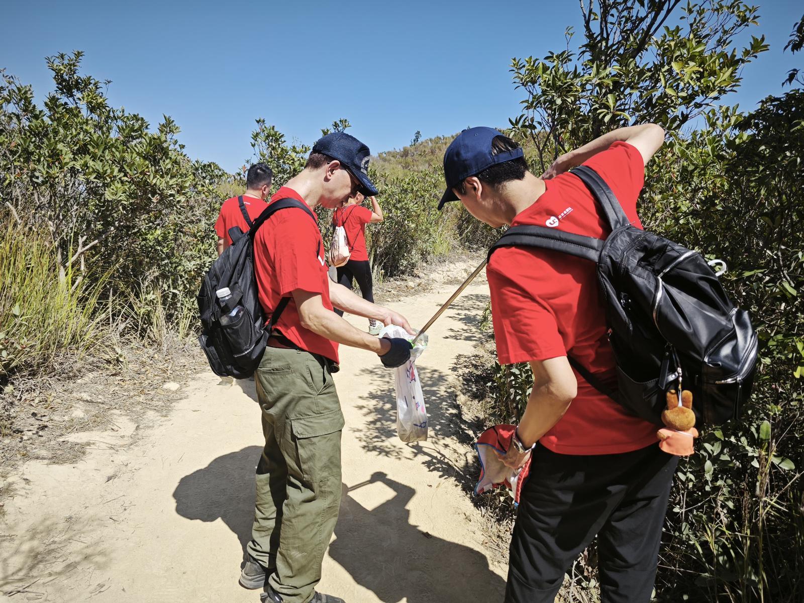 漁農自然護理署(漁護署)義工隊將聯同來自企業、非政府組織及其他政府部門的義工隊,攜手推廣「自己垃圾自己帶走」的信息。圖示建華集團義工隊成員今日(二月十四日)在西貢西灣山附近一帶進行垃圾清理。