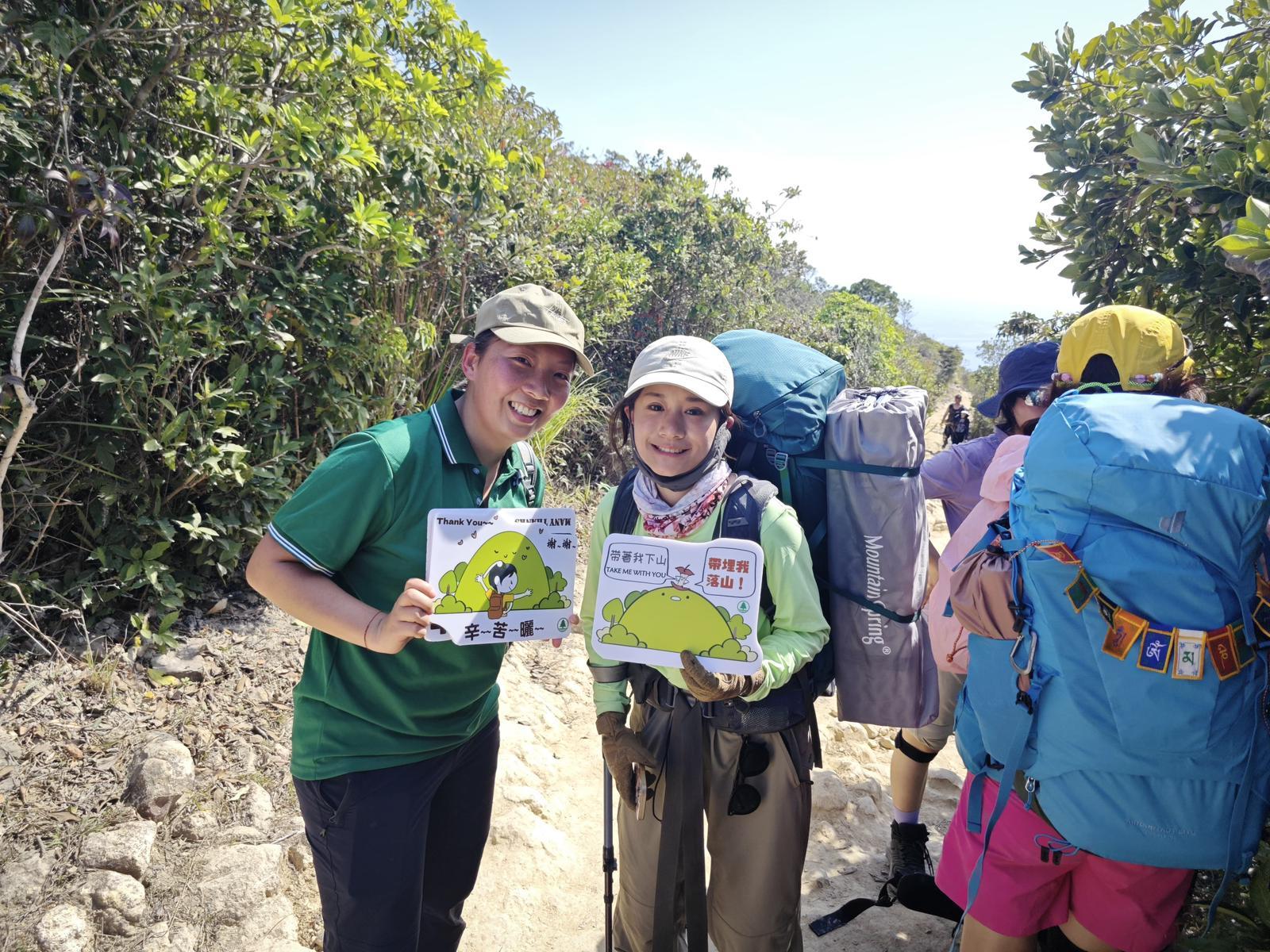 漁農自然護理署(漁護署)義工隊將聯同來自企業、非政府組織及其他政府部門的義工隊,攜手推廣「自己垃圾自己帶走」的信息。圖示漁護署義工隊成員今日(二月十四日)在西貢西灣山附近一帶向遊人宣傳「自己垃圾自己帶走」。