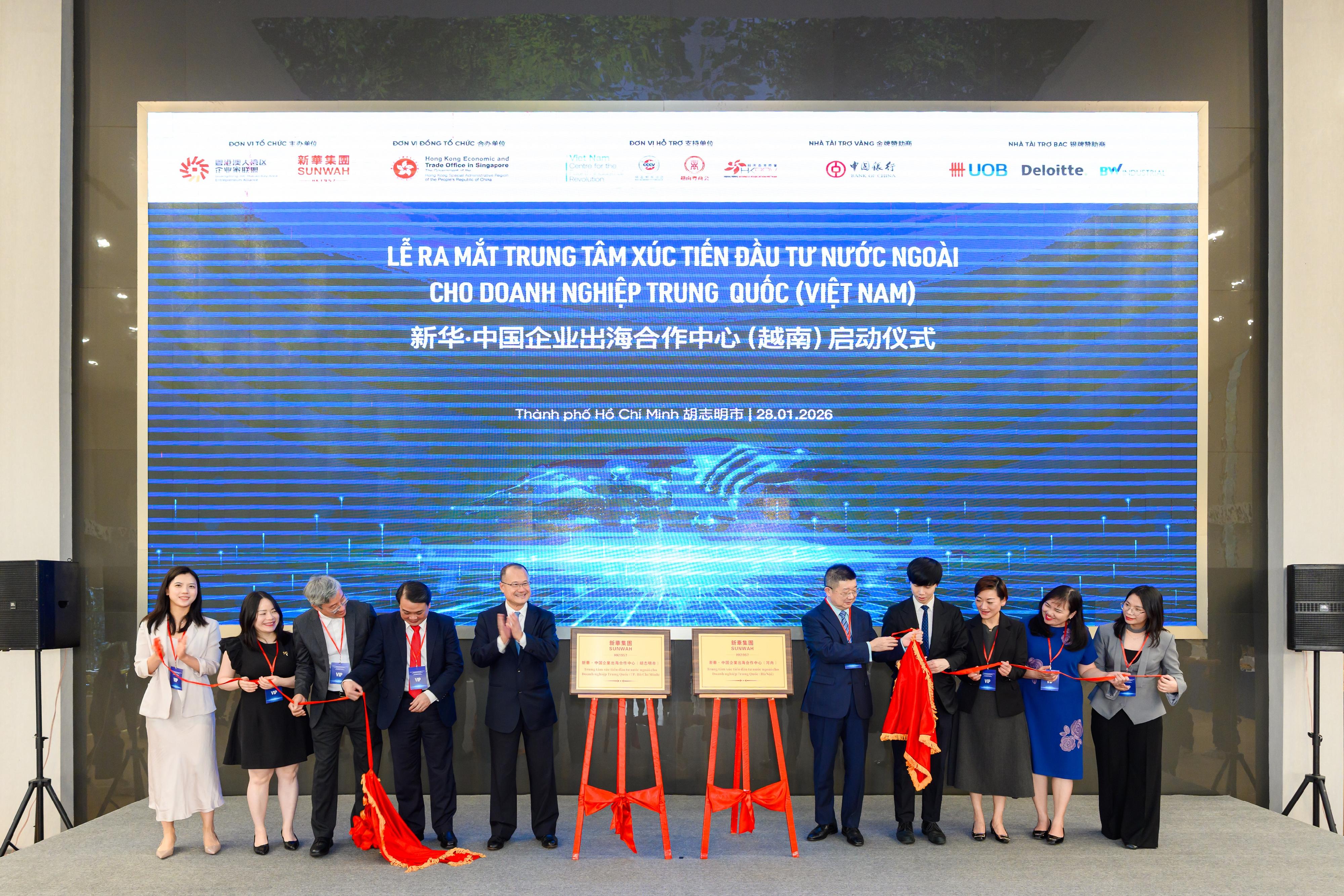 The Hong Kong Economic and Trade Office in Singapore (Singapore ETO) continued its business and investment promotion efforts in 2026 across its two major markets, Singapore and Vietnam. In January, three technology-focused business and investment seminars were organised, attracting more than 260 business owners, senior executives and industry practitioners interested in exploring opportunities in Hong Kong and the Guangdong&ndash;Hong Kong&ndash;Macao Greater Bay Area (GBA). The Economic and Trade Express was also introduced to them through these opportunities. On January 28, the Singapore ETO and the GBA Entrepreneurs Alliance co-organised the &ldquo;Vietnam&ndash;China Cooperation Forum on Artificial Intelligence and Green Technology 2026&rdquo; in Ho Chi Minh City (HCMC), Vietnam. An opening ceremony was also held for the Sunwah ⸱ China Enterprise Overseas Cooperation Center (Vietnam), which aims to serve as a comprehensive platform to facilitate investment, trade, innovation and industrial co-operation among Vietnam, the Chinese Mainland and Hong Kong. Photo shows the Consul-General of the People's Republic of China in HCMC, Mr Tang Li (fifth right); the Chairman of the GBA Entrepreneurs Alliance, Dr Jonathan Choi (fifth left); the Director of the Singapore ETO (designate), Ms Elsa Hung (third right), and other guests in the opening ceremony.