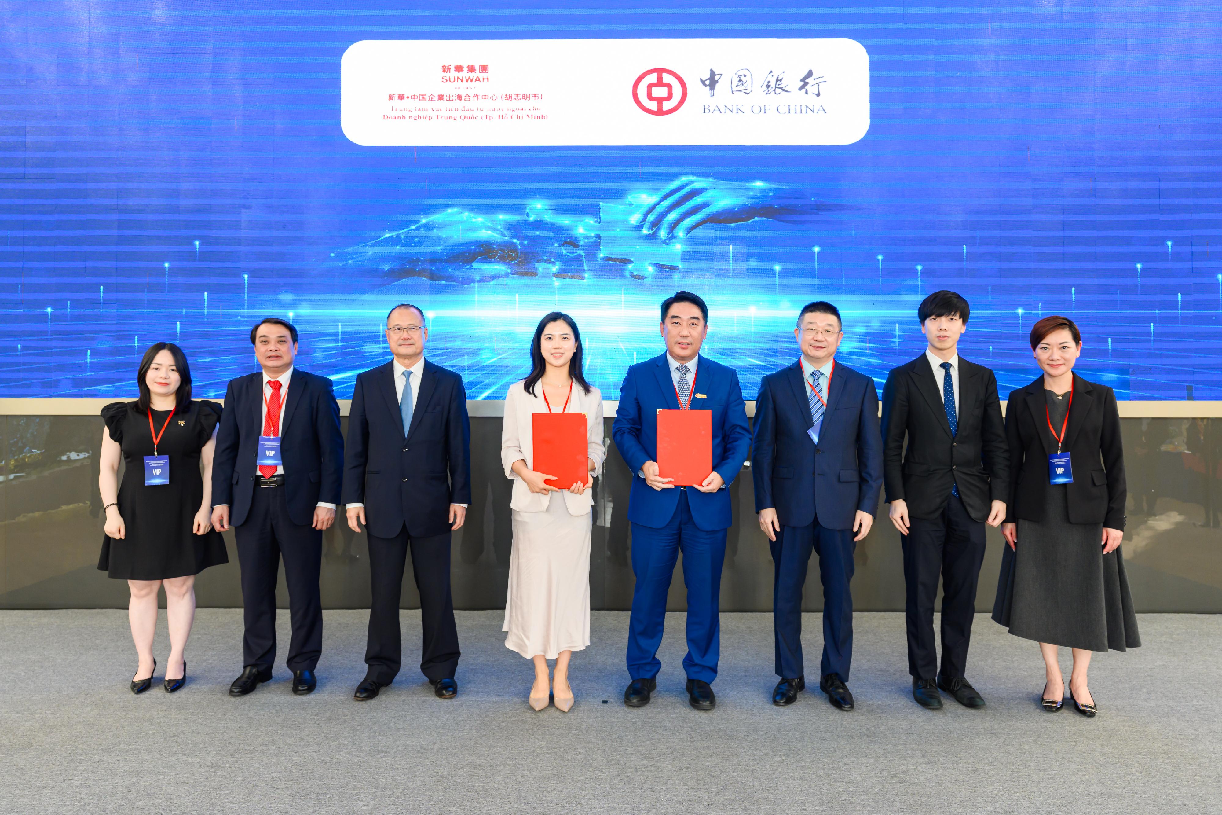 The Hong Kong Economic and Trade Office in Singapore (Singapore ETO) continued its business and investment promotion efforts in 2026 across its two major markets, Singapore and Vietnam. In January, three technology-focused business and investment seminars were organised, attracting more than 260 business owners, senior executives and industry practitioners interested in exploring opportunities in Hong Kong and the Guangdong&ndash;Hong Kong&ndash;Macao Greater Bay Area (GBA). The Economic and Trade Express was also introduced to them through these opportunities. On January 28, the Singapore ETO and the GBA Entrepreneurs Alliance co-organised the "Vietnam&ndash;China Cooperation Forum on Artificial Intelligence and Green Technology 2026" in Ho Chi Minh City (HCMC), Vietnam. An opening ceremony was also held for the Sunwah ⸱ China Enterprise Overseas Cooperation Center (Vietnam), which aims to serve as a comprehensive platform to facilitate investment, trade, innovation and industrial co-operation among Vietnam, the Chinese Mainland and Hong Kong. Photo shows the Consul-General of the People's Republic of China in HCMC, Mr Tang Li (third right); the Chairman of the GBA Entrepreneurs Alliance, Dr Jonathan Choi (third left); the Director of the Singapore ETO (designate), Ms Elsa Hung (first right), and other guests witnessing the exchange of a memorandum of co-operation agreement signed between the Centre and a partner enterprise.