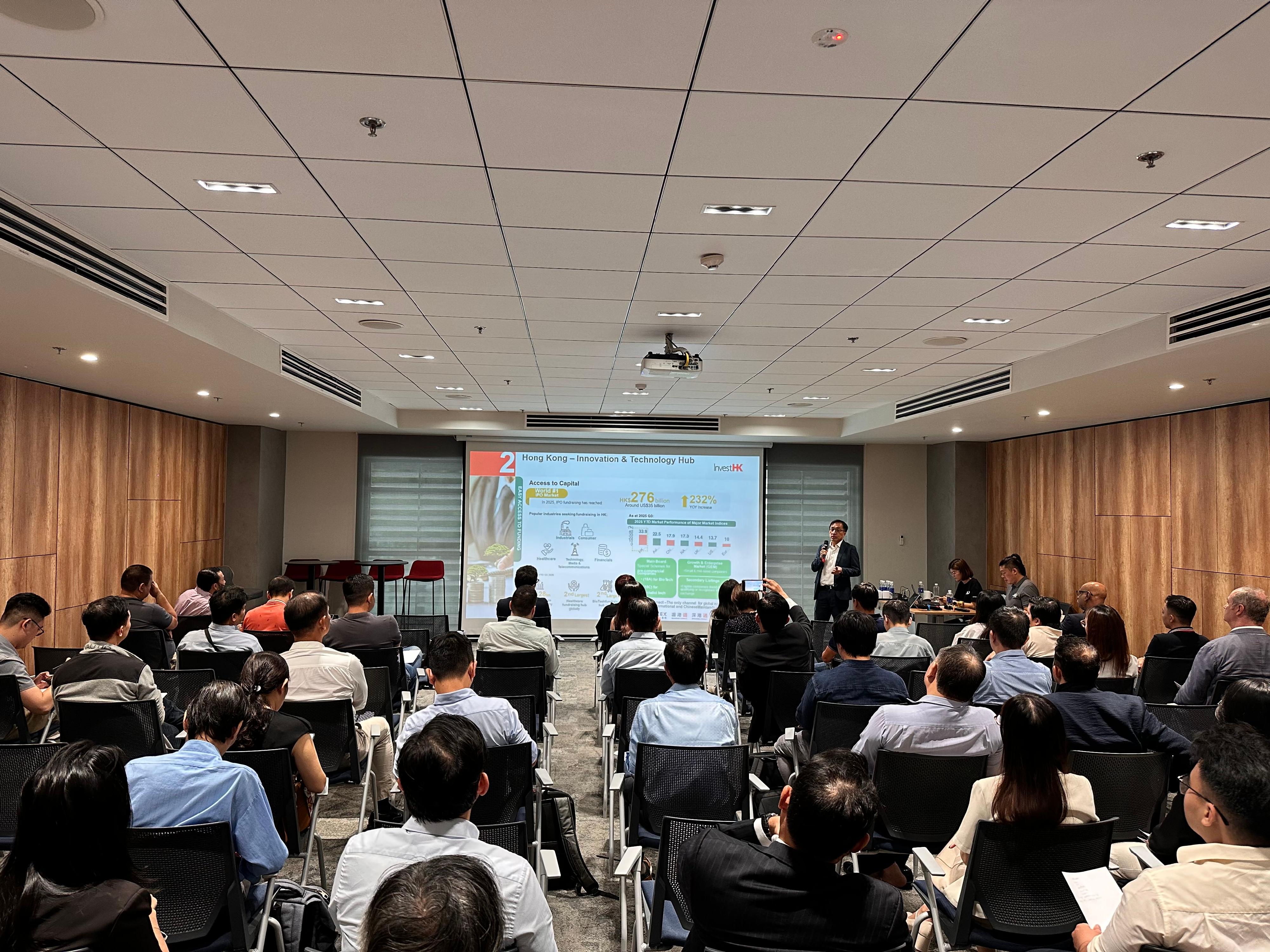 香港駐新加坡經濟貿易辦事處(駐新加坡經貿辦)於二○二六年繼續在其兩個主要市場──新加坡及越南──推動商務及投資推廣工作。在一月,駐新加坡經貿辦共舉辦三場以創科為主題的商務及投資研討會,共吸引超過二百六十名對香港以至粵港澳大灣區(大灣區)的發展機遇感興趣的企業家、高級人員及業界人士參與,並藉此向他們推廣「經貿一站通」。一月十五日,題為「從香港走向世界:善用香港科技優勢拓展全球」的研討會及交流活動於胡志明市舉辦,匯聚八十名來自不同越南企業的科技及商界領袖。研討會深入介紹了香港的創新科技生態圈,以及香港和大灣區如何成為企業在全球拓展中的策略平台。投資推廣署及香港貿易發展局代表亦有出席活動和作出分享。