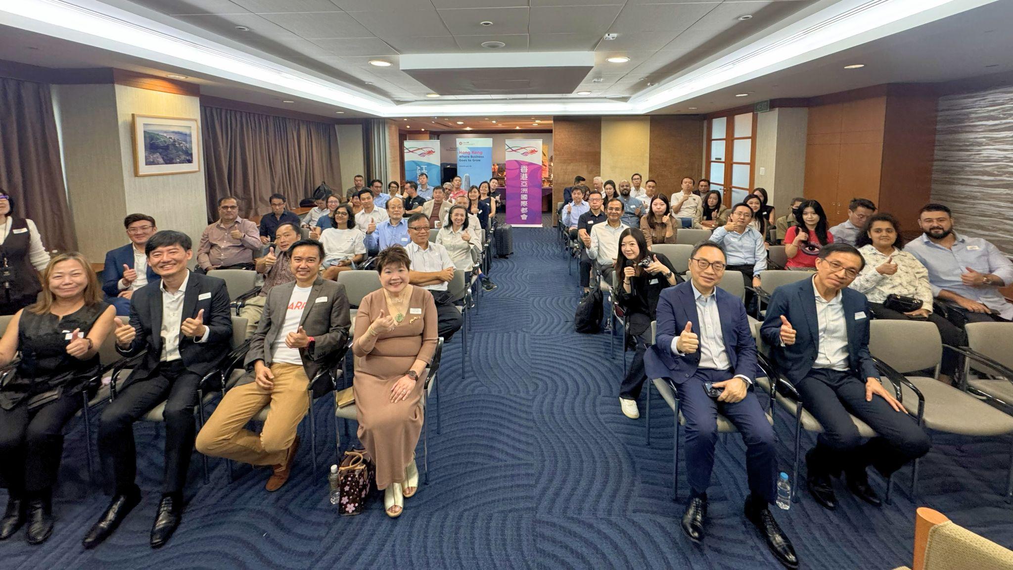 香港駐新加坡經濟貿易辦事處(駐新加坡經貿辦)於二○二六年繼續在其兩個主要市場──新加坡及越南──推動商務及投資推廣工作。在一月,駐新加坡經貿辦共舉辦三場以創科為主題的商務及投資研討會,共吸引超過二百六十名對香港以至粵港澳大灣區(大灣區)的發展機遇感興趣的企業家、高級人員及業界人士參與,並藉此向他們推廣「經貿一站通」。一月二十九日,駐新加坡經貿辦與SGTech於新加坡合辦題為「從香港走向世界:支持科技企業在香港及大灣區發展」的研討會,吸引約六十名業界人士參與。會上探討香港作為進入中國內地市場門戶的角色、北部都會區內創新發展帶來的機遇,以及香港在稅制及法律制度方面的優勢。投資推廣署及香港貿易發展局代表亦有出席活動和作出分享。