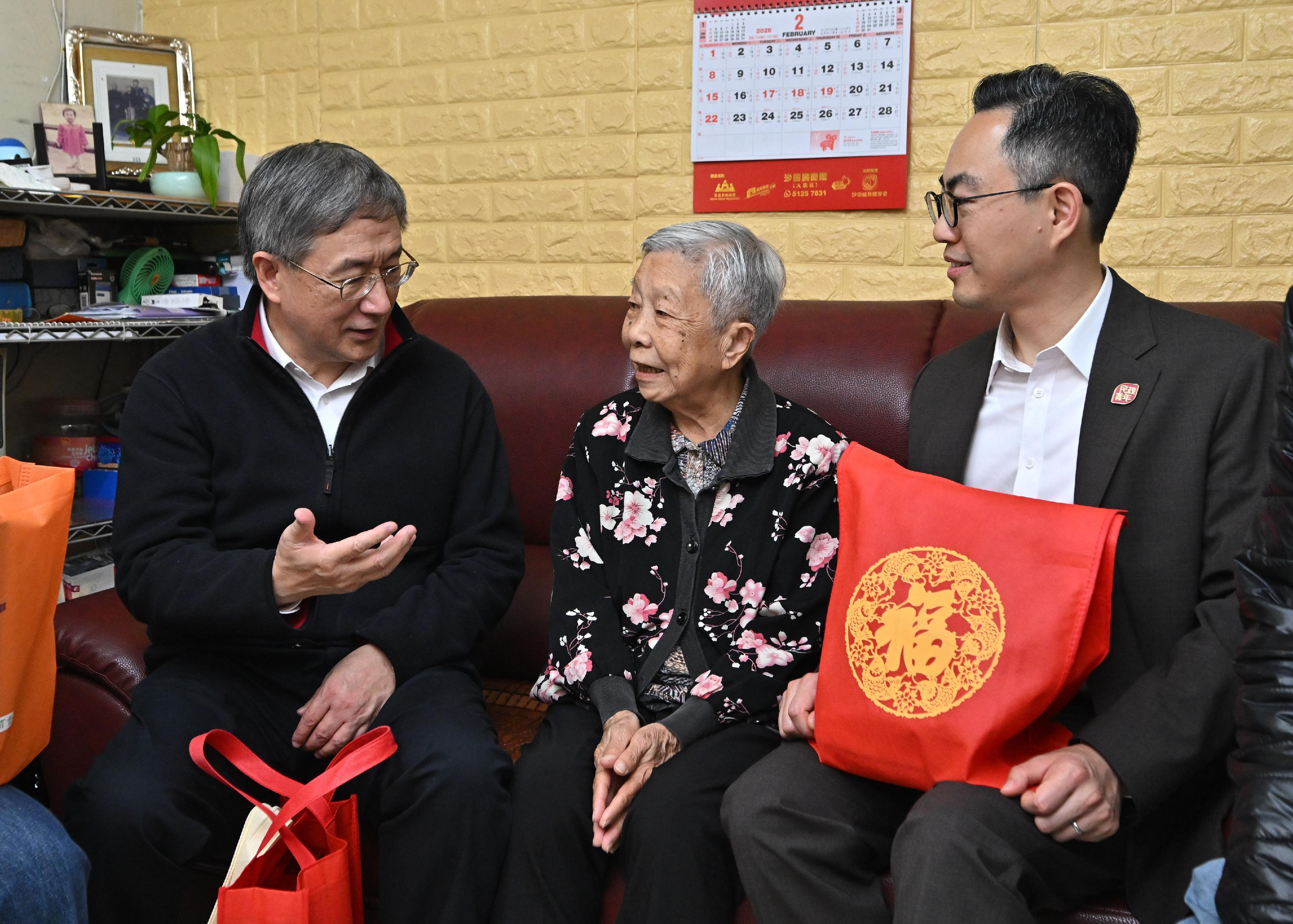 政務司副司長卓永興（左）今日（二月十四日）聯同沙田民政事務專員余懷誠（右）、沙田區區議員和沙田區地區服務及關愛隊伍代表，到沙田美林邨進行歲晚家訪，向長者拜早年，致以節日問候和新年祝頌。

