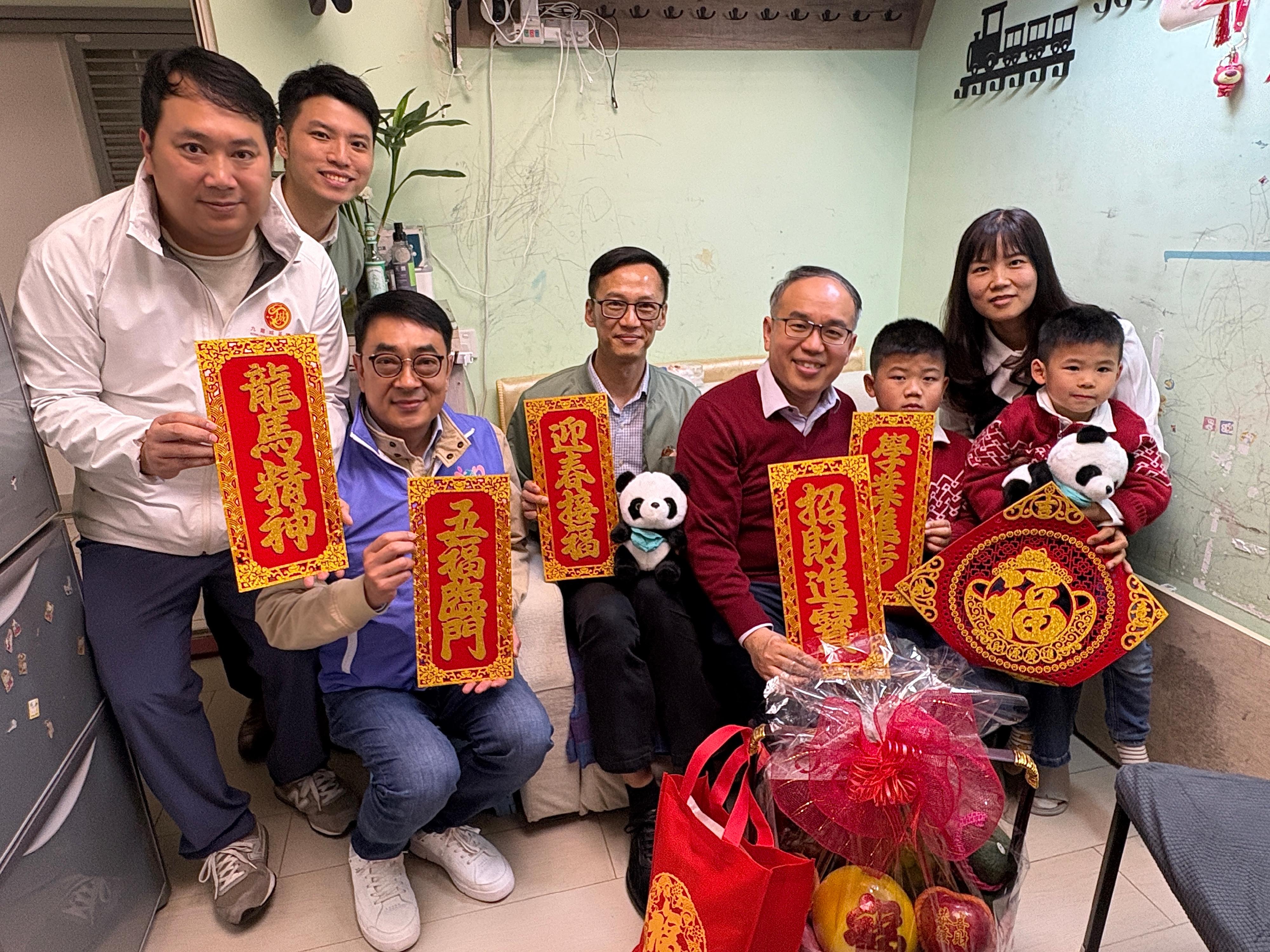 財經事務及庫務局局長許正宇（右四）今日（二月十四日）在九龍城民政事務專員蔣志豪（右五）陪同下到德朗邨探訪，其間與同為福建鄉里的老戶主暢談，又與小朋友玩遊戲，共享新春歡樂。

