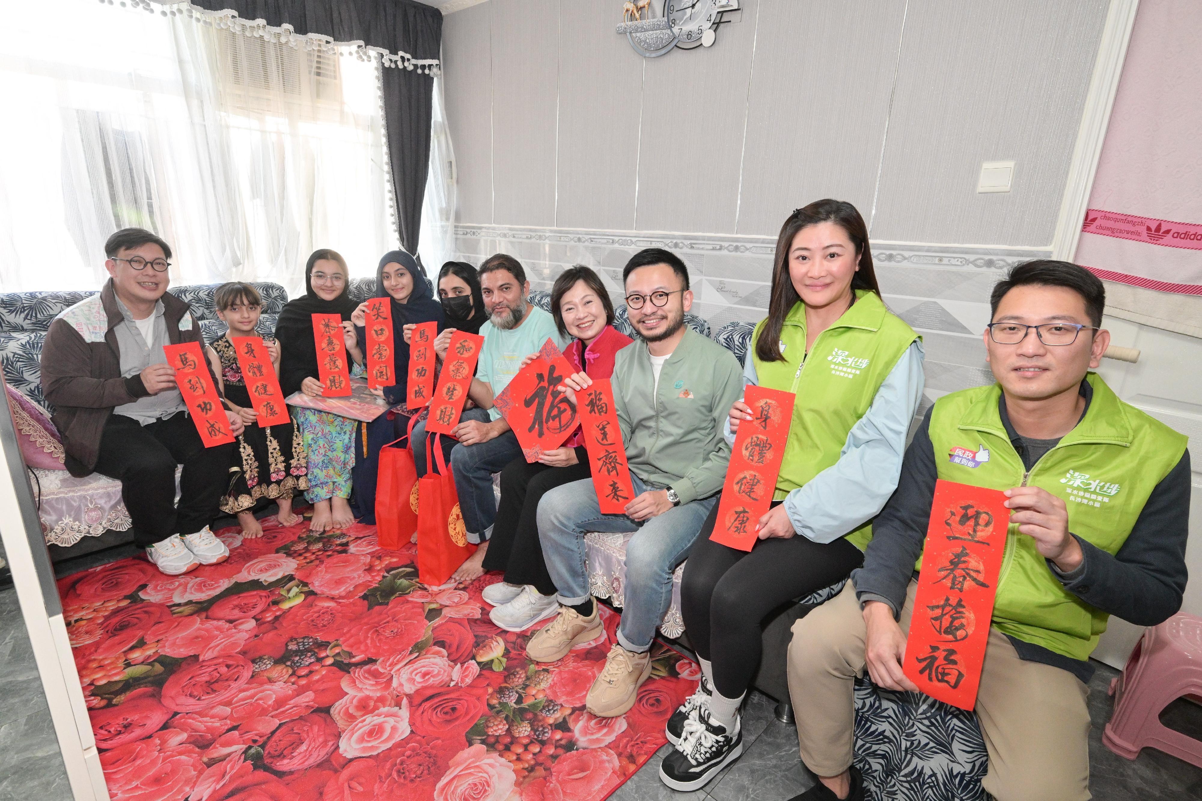 教育局局長蔡若蓮博士（右四）在深水埗民政事務專員王浩宇（右三）陪同下，聯同深水埗區議員和深水埗關愛隊代表今日（二月十四日）探訪居於深水埗的少數族裔家庭，共慶新春。