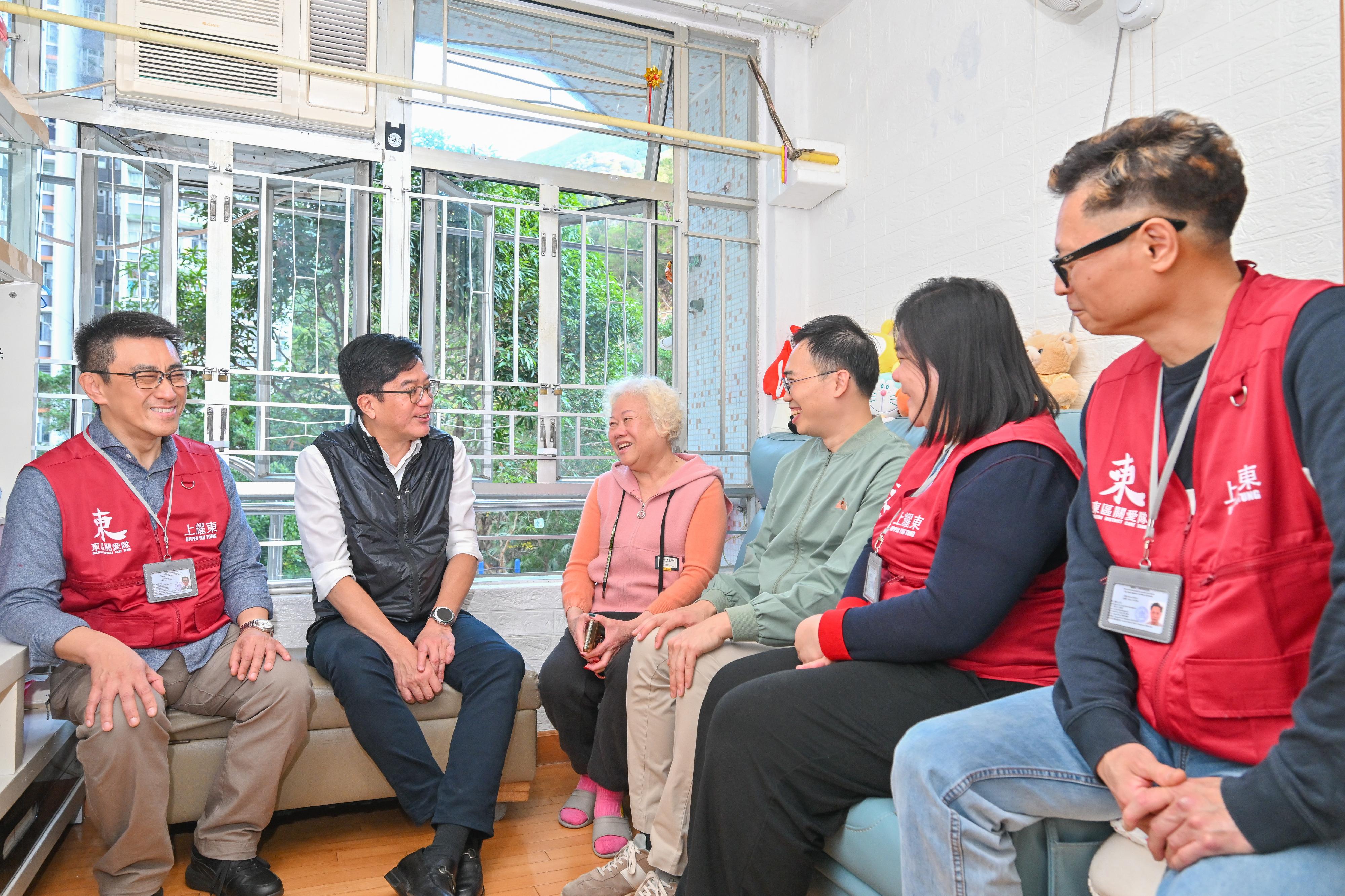 The Deputy Financial Secretary, Mr Michael Wong (second left), accompanied by the District Officer (Eastern), Mr Henry Lai (third right), together with District Council member and representatives from the Care Team of Eastern District, visited an elderly singleton living in Yiu Tung Estate today (February 14) to convey care and greetings before the Chinese New Year and celebrate the festive season together.
