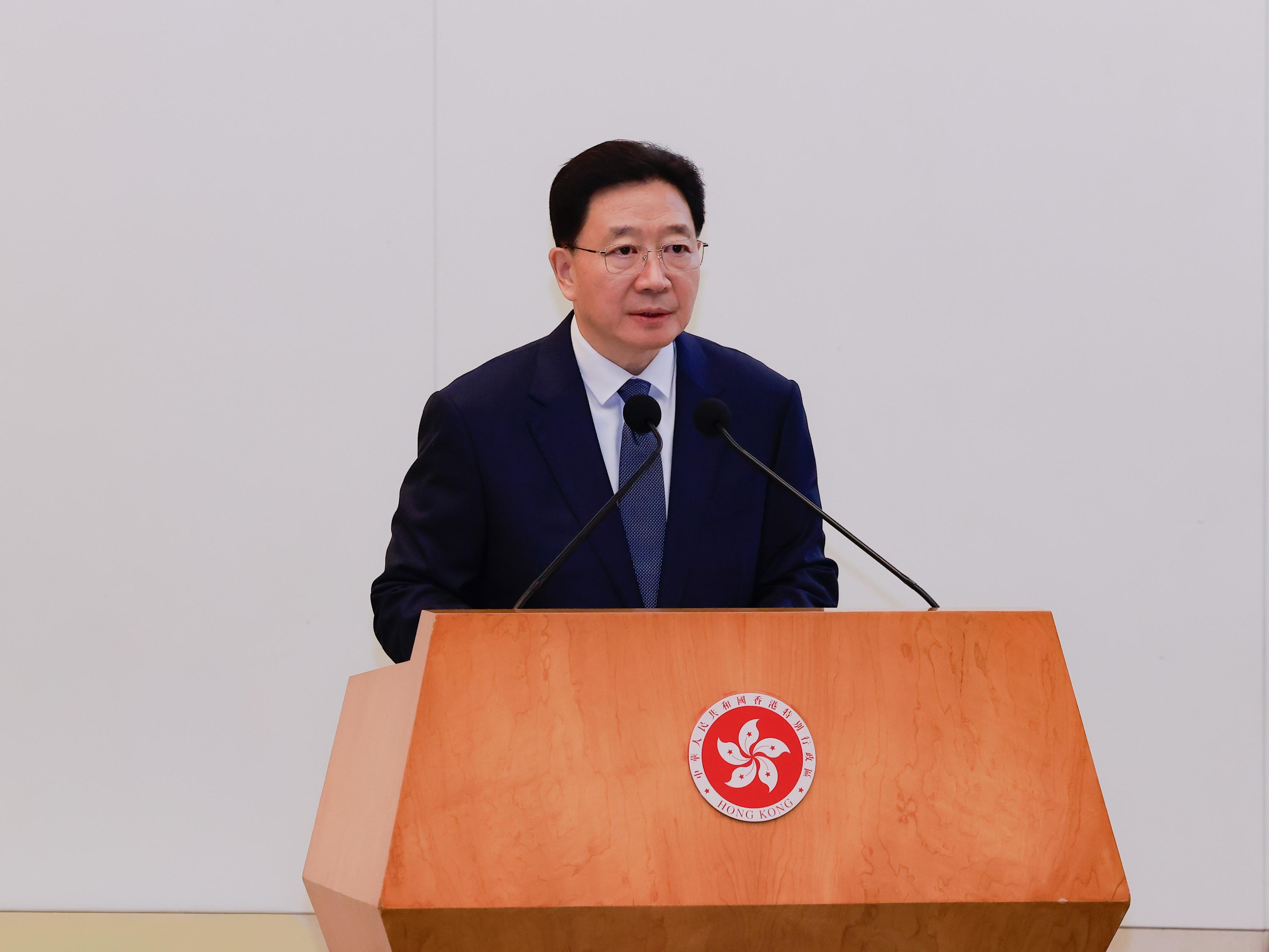 香港特別行政區政府今日(二月十四日)上午在政府總部舉辦《「一國兩制」下香港維護國家安全的實踐》白皮書專題研討會。圖示中央港澳工作辦公室副主任、國務院港澳事務辦公室副主任、中央人民政府駐香港特別行政區聯絡辦公室主任、香港特區維護國家安全委員會國家安全事務顧問周霽在研討會中致辭。